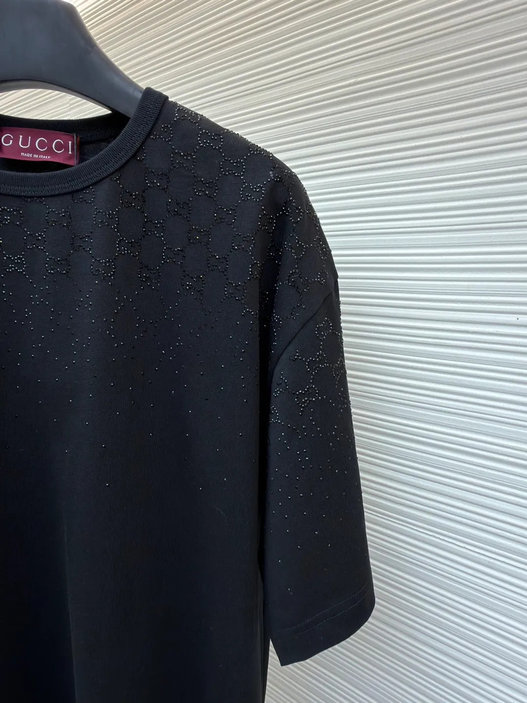 Gucci hot diamond double G logo short sleeves ●Original version: Purchased and developed for 15800 ●Item number: 1682324-A05 ●Material: 100% cotton ●Technology: Hot diamond production ●Color: black ●Version: Fitted version ●Weight: about 350 grams ●Size: S-M-L-XL ●Description: Made of 32-count combed cotton double yarn. The thread is matched with 1*1 Solona. The hot diamond is made of imitation crystal, and the gradient style design presents a visual impact, embellished with the brand's double G graphics. Original customized 1:1 picture board. A variety of brand iconic materials such as GG canvas, jersey fabric, knitted cotton and pique cotton are carefully integrated into gradient effect crystal embroidery to create a dazzling contrasting effect. This T-shirt is crafted from fine velvet knitted cotton and cleverly embellished with gradient GG crystals. The overall wiring is straight and delicate, the fabric is comfortable and soft, and the color is consistent without color difference. It can be matched with the same style to create a fashionable look and control various occasions. Customized accessories, complete with three standards, same style for men and women!
