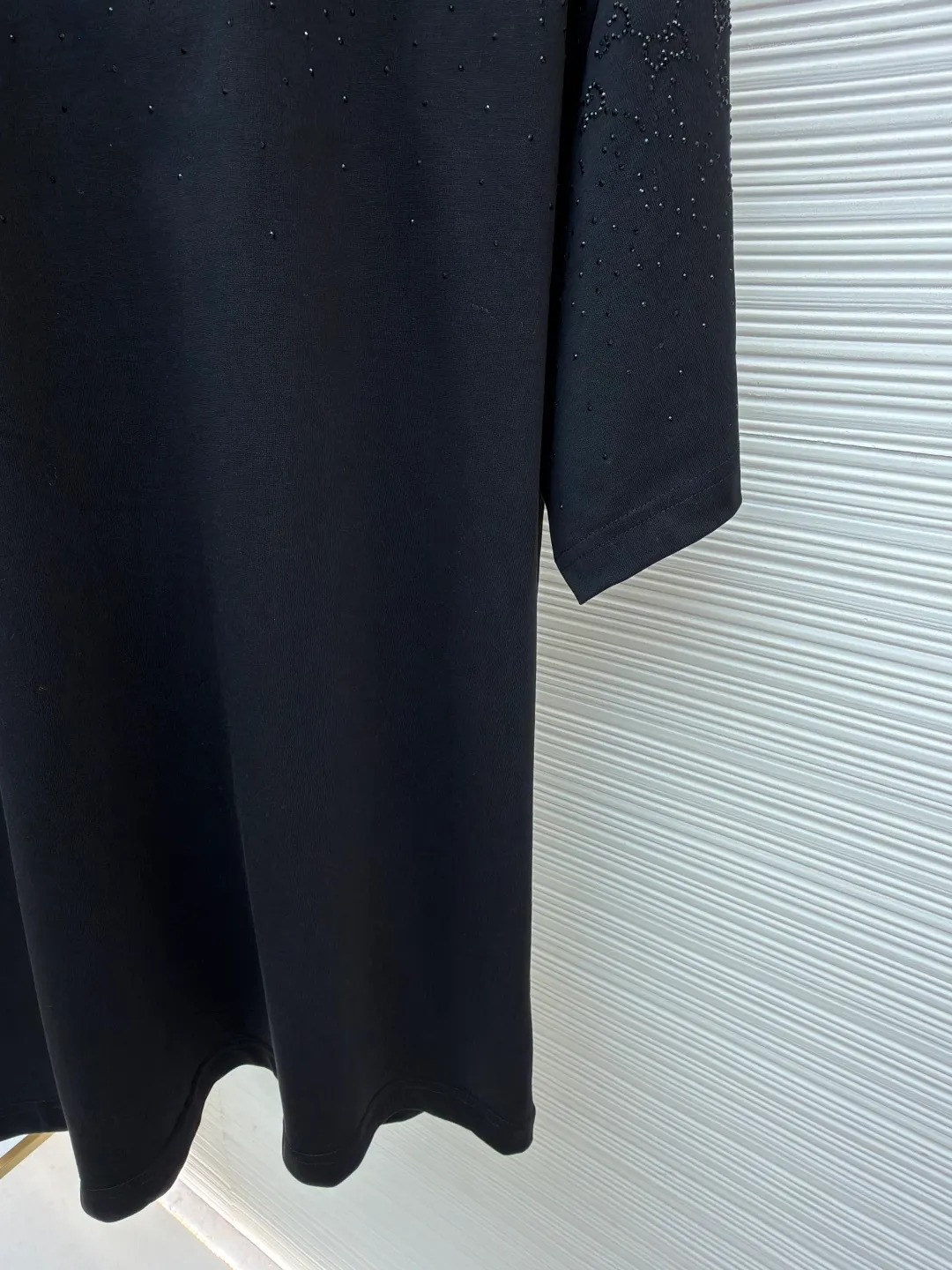 Gucci hot diamond double G logo short sleeves ●Original version: Purchased and developed for 15800 ●Item number: 1682324-A05 ●Material: 100% cotton ●Technology: Hot diamond production ●Color: black ●Version: Fitted version ●Weight: about 350 grams ●Size: S-M-L-XL ●Description: Made of 32-count combed cotton double yarn. The thread is matched with 1*1 Solona. The hot diamond is made of imitation crystal, and the gradient style design presents a visual impact, embellished with the brand's double G graphics. Original customized 1:1 picture board. A variety of brand iconic materials such as GG canvas, jersey fabric, knitted cotton and pique cotton are carefully integrated into gradient effect crystal embroidery to create a dazzling contrasting effect. This T-shirt is crafted from fine velvet knitted cotton and cleverly embellished with gradient GG crystals. The overall wiring is straight and delicate, the fabric is comfortable and soft, and the color is consistent without color difference. It can be matched with the same style to create a fashionable look and control various occasions. Customized accessories, complete with three standards, same style for men and women!