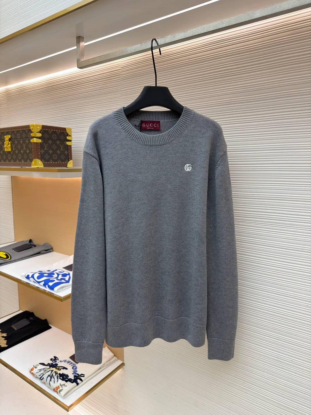 Gucci Double G embroidered knitted sweater ●Original version: Purchased and developed at 4930 ●Item number: 1682191-A85 ●Fabric: wool fabric ●Technology: knitted ●Color: gray ●Version: fitted version ●Weight: about 740 grams ●Size: S-M-L-XL ●Description: The fabric is made of high-count merino wool yarn. After combing to remove impurities, it is woven with a 12-pin circular knitting machine to create a waffle texture. The texture is even and soft to the touch. The yarn is first pre-dyed and fixed to ensure a full red tone and is not easy to fade. The neckline, cuffs and hem are designed with ribbed edges. The ribbing structure is a 1*1 elastic structure. It has been treated with high-temperature shaping technology and has good resilience and is not easy to loosen and deform. The Double G logo on the left chest is embroidered by hand, using fine wool threads of the same color and sewn with flat embroidery stitches. The stitches are fine and flat, and the outline of the logo is precise and symmetrical. The splicing of the body adopts embedded clip technology, and the seams are smooth without bulges. The shoulders are three-dimensional cut-outs, which are in line with the ergonomic design. Each piece is cut by laser positioning, and the size error is controlled within 0.3cm. The overall sewing has undergone multiple quality control inspections, from yarn weaving to final product shaping. The brand's strict process standards are followed throughout the process to create knitted items with both texture and wearing comfort. The overall wiring is straight and delicate, the fabric is comfortable and soft, and the color is consistent without color difference. It can be matched with the same style to create a fashionable look and control various occasions. Customized accessories, complete with three standards, same style for men and women!