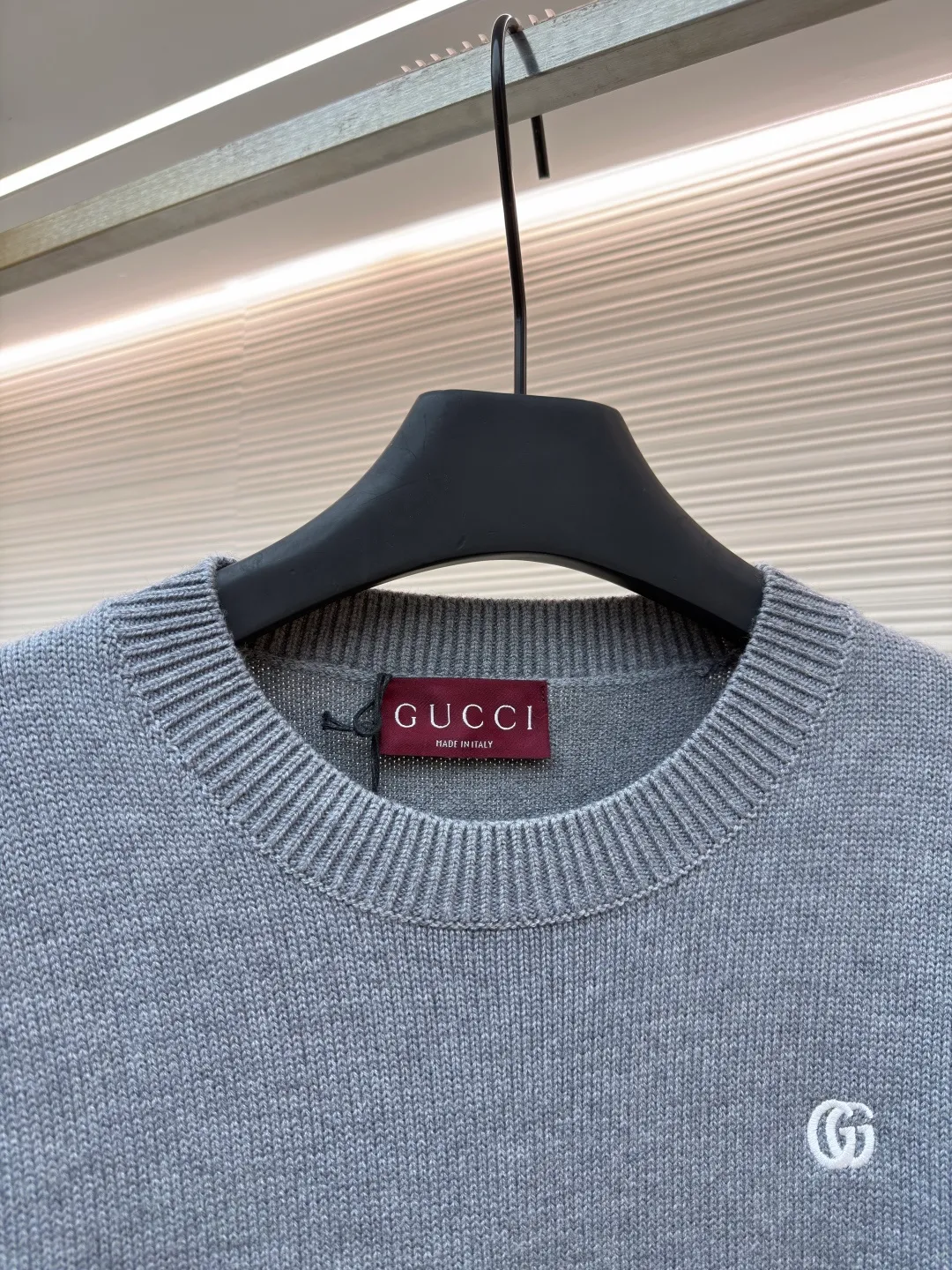 Gucci Double G embroidered knitted sweater ●Original version: Purchased and developed at 4930 ●Item number: 1682191-A85 ●Fabric: wool fabric ●Technology: knitted ●Color: gray ●Version: fitted version ●Weight: about 740 grams ●Size: S-M-L-XL ●Description: The fabric is made of high-count merino wool yarn. After combing to remove impurities, it is woven with a 12-pin circular knitting machine to create a waffle texture. The texture is even and soft to the touch. The yarn is first pre-dyed and fixed to ensure a full red tone and is not easy to fade. The neckline, cuffs and hem are designed with ribbed edges. The ribbing structure is a 1*1 elastic structure. It has been treated with high-temperature shaping technology and has good resilience and is not easy to loosen and deform. The Double G logo on the left chest is embroidered by hand, using fine wool threads of the same color and sewn with flat embroidery stitches. The stitches are fine and flat, and the outline of the logo is precise and symmetrical. The splicing of the body adopts embedded clip technology, and the seams are smooth without bulges. The shoulders are three-dimensional cut-outs, which are in line with the ergonomic design. Each piece is cut by laser positioning, and the size error is controlled within 0.3cm. The overall sewing has undergone multiple quality control inspections, from yarn weaving to final product shaping. The brand's strict process standards are followed throughout the process to create knitted items with both texture and wearing comfort. The overall wiring is straight and delicate, the fabric is comfortable and soft, and the color is consistent without color difference. It can be matched with the same style to create a fashionable look and control various occasions. Customized accessories, complete with three standards, same style for men and women!