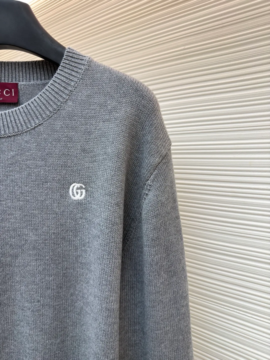 Gucci Double G embroidered knitted sweater ●Original version: Purchased and developed at 4930 ●Item number: 1682191-A85 ●Fabric: wool fabric ●Technology: knitted ●Color: gray ●Version: fitted version ●Weight: about 740 grams ●Size: S-M-L-XL ●Description: The fabric is made of high-count merino wool yarn. After combing to remove impurities, it is woven with a 12-pin circular knitting machine to create a waffle texture. The texture is even and soft to the touch. The yarn is first pre-dyed and fixed to ensure a full red tone and is not easy to fade. The neckline, cuffs and hem are designed with ribbed edges. The ribbing structure is a 1*1 elastic structure. It has been treated with high-temperature shaping technology and has good resilience and is not easy to loosen and deform. The Double G logo on the left chest is embroidered by hand, using fine wool threads of the same color and sewn with flat embroidery stitches. The stitches are fine and flat, and the outline of the logo is precise and symmetrical. The splicing of the body adopts embedded clip technology, and the seams are smooth without bulges. The shoulders are three-dimensional cut-outs, which are in line with the ergonomic design. Each piece is cut by laser positioning, and the size error is controlled within 0.3cm. The overall sewing has undergone multiple quality control inspections, from yarn weaving to final product shaping. The brand's strict process standards are followed throughout the process to create knitted items with both texture and wearing comfort. The overall wiring is straight and delicate, the fabric is comfortable and soft, and the color is consistent without color difference. It can be matched with the same style to create a fashionable look and control various occasions. Customized accessories, complete with three standards, same style for men and women!