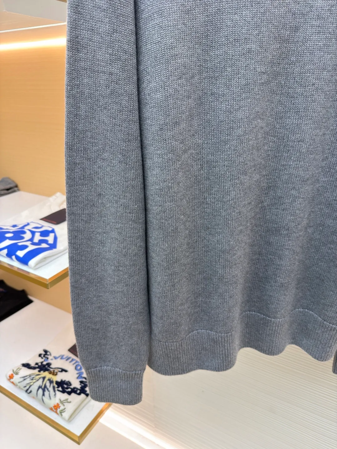 Gucci Double G embroidered knitted sweater ●Original version: Purchased and developed at 4930 ●Item number: 1682191-A85 ●Fabric: wool fabric ●Technology: knitted ●Color: gray ●Version: fitted version ●Weight: about 740 grams ●Size: S-M-L-XL ●Description: The fabric is made of high-count merino wool yarn. After combing to remove impurities, it is woven with a 12-pin circular knitting machine to create a waffle texture. The texture is even and soft to the touch. The yarn is first pre-dyed and fixed to ensure a full red tone and is not easy to fade. The neckline, cuffs and hem are designed with ribbed edges. The ribbing structure is a 1*1 elastic structure. It has been treated with high-temperature shaping technology and has good resilience and is not easy to loosen and deform. The Double G logo on the left chest is embroidered by hand, using fine wool threads of the same color and sewn with flat embroidery stitches. The stitches are fine and flat, and the outline of the logo is precise and symmetrical. The splicing of the body adopts embedded clip technology, and the seams are smooth without bulges. The shoulders are three-dimensional cut-outs, which are in line with the ergonomic design. Each piece is cut by laser positioning, and the size error is controlled within 0.3cm. The overall sewing has undergone multiple quality control inspections, from yarn weaving to final product shaping. The brand's strict process standards are followed throughout the process to create knitted items with both texture and wearing comfort. The overall wiring is straight and delicate, the fabric is comfortable and soft, and the color is consistent without color difference. It can be matched with the same style to create a fashionable look and control various occasions. Customized accessories, complete with three standards, same style for men and women!