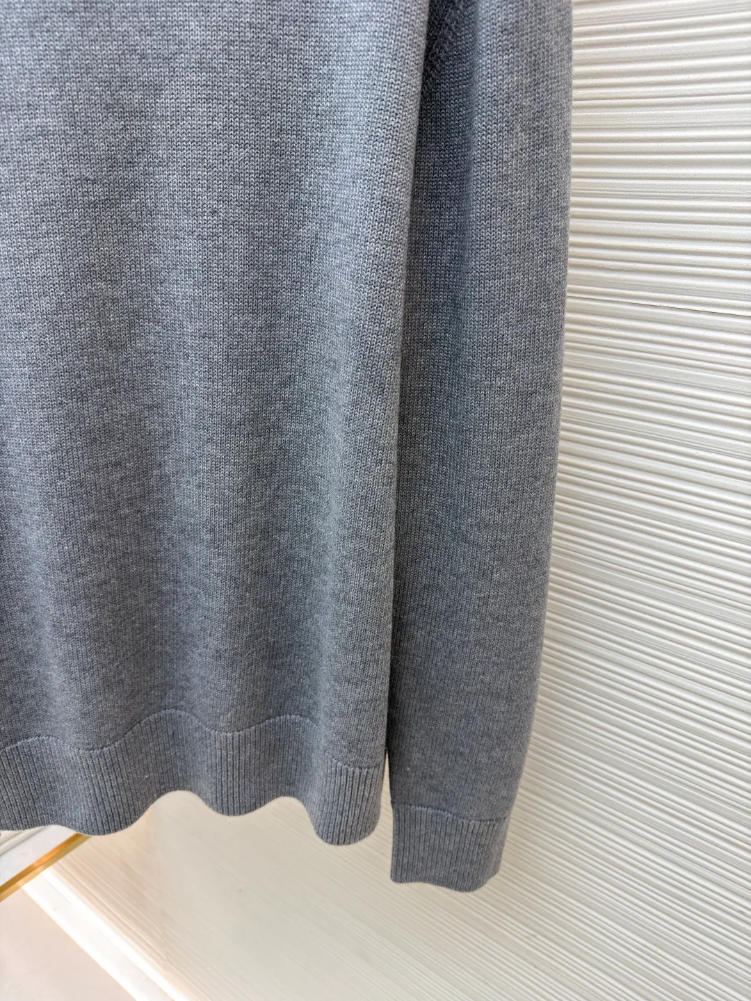 Gucci Double G embroidered knitted sweater ●Original version: Purchased and developed at 4930 ●Item number: 1682191-A85 ●Fabric: wool fabric ●Technology: knitted ●Color: gray ●Version: fitted version ●Weight: about 740 grams ●Size: S-M-L-XL ●Description: The fabric is made of high-count merino wool yarn. After combing to remove impurities, it is woven with a 12-pin circular knitting machine to create a waffle texture. The texture is even and soft to the touch. The yarn is first pre-dyed and fixed to ensure a full red tone and is not easy to fade. The neckline, cuffs and hem are designed with ribbed edges. The ribbing structure is a 1*1 elastic structure. It has been treated with high-temperature shaping technology and has good resilience and is not easy to loosen and deform. The Double G logo on the left chest is embroidered by hand, using fine wool threads of the same color and sewn with flat embroidery stitches. The stitches are fine and flat, and the outline of the logo is precise and symmetrical. The splicing of the body adopts embedded clip technology, and the seams are smooth without bulges. The shoulders are three-dimensional cut-outs, which are in line with the ergonomic design. Each piece is cut by laser positioning, and the size error is controlled within 0.3cm. The overall sewing has undergone multiple quality control inspections, from yarn weaving to final product shaping. The brand's strict process standards are followed throughout the process to create knitted items with both texture and wearing comfort. The overall wiring is straight and delicate, the fabric is comfortable and soft, and the color is consistent without color difference. It can be matched with the same style to create a fashionable look and control various occasions. Customized accessories, complete with three standards, same style for men and women!