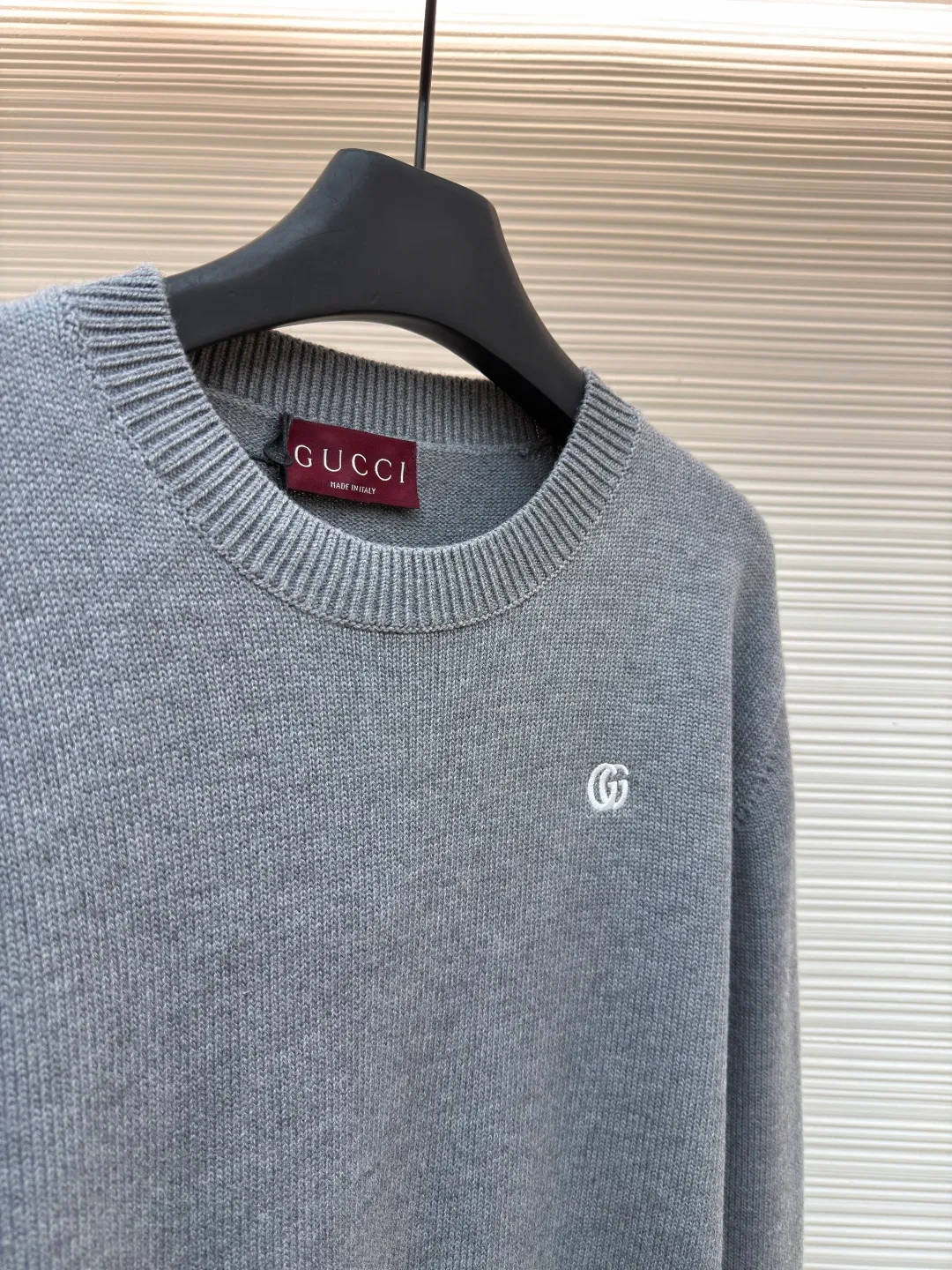 Gucci Double G embroidered knitted sweater ●Original version: Purchased and developed at 4930 ●Item number: 1682191-A85 ●Fabric: wool fabric ●Technology: knitted ●Color: gray ●Version: fitted version ●Weight: about 740 grams ●Size: S-M-L-XL ●Description: The fabric is made of high-count merino wool yarn. After combing to remove impurities, it is woven with a 12-pin circular knitting machine to create a waffle texture. The texture is even and soft to the touch. The yarn is first pre-dyed and fixed to ensure a full red tone and is not easy to fade. The neckline, cuffs and hem are designed with ribbed edges. The ribbing structure is a 1*1 elastic structure. It has been treated with high-temperature shaping technology and has good resilience and is not easy to loosen and deform. The Double G logo on the left chest is embroidered by hand, using fine wool threads of the same color and sewn with flat embroidery stitches. The stitches are fine and flat, and the outline of the logo is precise and symmetrical. The splicing of the body adopts embedded clip technology, and the seams are smooth without bulges. The shoulders are three-dimensional cut-outs, which are in line with the ergonomic design. Each piece is cut by laser positioning, and the size error is controlled within 0.3cm. The overall sewing has undergone multiple quality control inspections, from yarn weaving to final product shaping. The brand's strict process standards are followed throughout the process to create knitted items with both texture and wearing comfort. The overall wiring is straight and delicate, the fabric is comfortable and soft, and the color is consistent without color difference. It can be matched with the same style to create a fashionable look and control various occasions. Customized accessories, complete with three standards, same style for men and women!