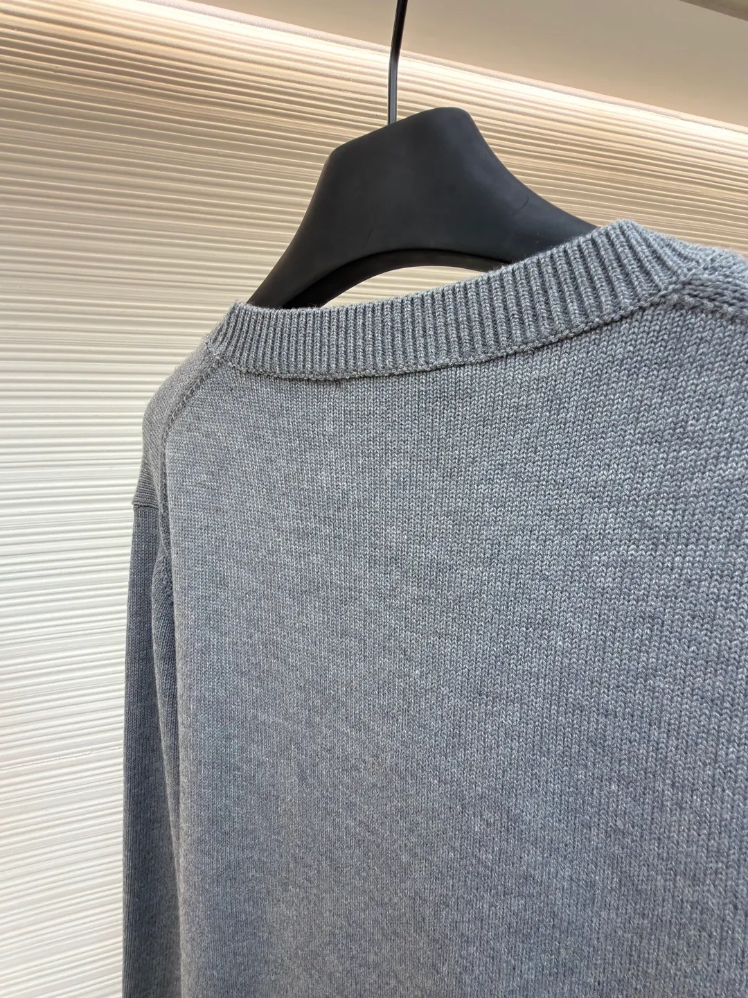 Gucci Double G embroidered knitted sweater ●Original version: Purchased and developed at 4930 ●Item number: 1682191-A85 ●Fabric: wool fabric ●Technology: knitted ●Color: gray ●Version: fitted version ●Weight: about 740 grams ●Size: S-M-L-XL ●Description: The fabric is made of high-count merino wool yarn. After combing to remove impurities, it is woven with a 12-pin circular knitting machine to create a waffle texture. The texture is even and soft to the touch. The yarn is first pre-dyed and fixed to ensure a full red tone and is not easy to fade. The neckline, cuffs and hem are designed with ribbed edges. The ribbing structure is a 1*1 elastic structure. It has been treated with high-temperature shaping technology and has good resilience and is not easy to loosen and deform. The Double G logo on the left chest is embroidered by hand, using fine wool threads of the same color and sewn with flat embroidery stitches. The stitches are fine and flat, and the outline of the logo is precise and symmetrical. The splicing of the body adopts embedded clip technology, and the seams are smooth without bulges. The shoulders are three-dimensional cut-outs, which are in line with the ergonomic design. Each piece is cut by laser positioning, and the size error is controlled within 0.3cm. The overall sewing has undergone multiple quality control inspections, from yarn weaving to final product shaping. The brand's strict process standards are followed throughout the process to create knitted items with both texture and wearing comfort. The overall wiring is straight and delicate, the fabric is comfortable and soft, and the color is consistent without color difference. It can be matched with the same style to create a fashionable look and control various occasions. Customized accessories, complete with three standards, same style for men and women!