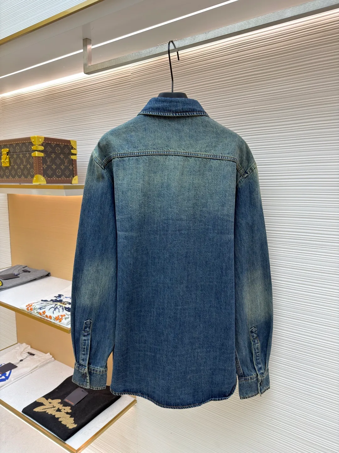 Gucci family crest embroidered denim shirt ●Original version: Purchased and developed for 11900 ●Item number: 1681992-A95 ●Material: denim fabric ●Technology: made by rubbing and wrinkled whiskers ●Color: denim gradient ●Type: fitted version ●Weight: about 605 grams ●Size: 46-48-50-52 ●Description: Customized cotton twin denim fabric, delicate, soft and comfortable to the skin The soft and layered cloud blue is used as the main color, like a flowing blue poem. The simple embroidery of the family crest is embellished on the chest in the "La Famiglia" series. It inherits the ancient Italian family totem, symbolizing the sophistication and entrepreneurial spirit of the family. The elegant lines outline the neck style, blooming charm in a low-key manner. The versatile darling on the fashion stage, using imported machine embroidery technology. Use advanced computer control systems and sophisticated mechanical components to realize the Gucci family crest embroidery operation with high precision. The lines are smooth and delicate, and priority is given to customizing 1:1 original denim material to fry snowballs and salt. Specially prepare the corresponding solution. Add a certain amount of dye, soak the denim material in it to absorb the solvent, and then scrub and dry it to further fade and oxidize. The rubbing wrinkle whisker technology and the gun painting whisker technique are combined. Manual rubbing is given priority in specific areas to achieve a natural wrinkle effect. Then specific tools are used to draw a whisker-shaped texture to achieve a full visual effect. The overall wiring is straight and delicate, the fabric is comfortable and soft, and the color is consistent without color difference. It can be matched with the same style to create a fashionable look and control various occasions. Customized accessories, complete with three standards, same style for men and women!