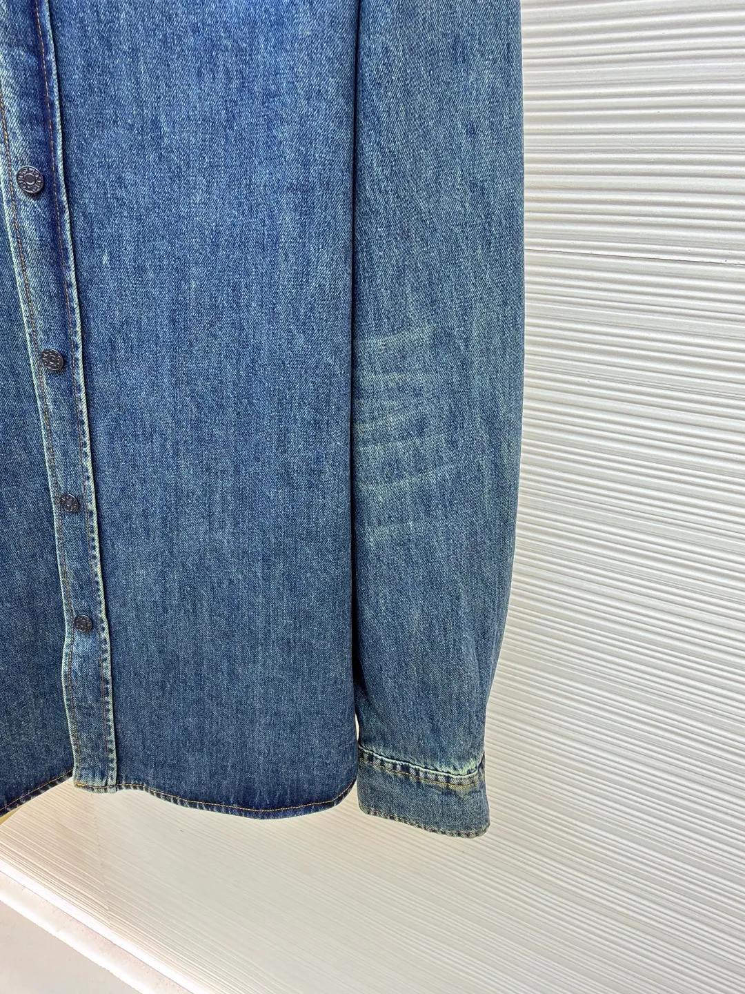 Gucci family crest embroidered denim shirt ●Original version: Purchased and developed for 11900 ●Item number: 1681992-A95 ●Material: denim fabric ●Technology: made by rubbing and wrinkled whiskers ●Color: denim gradient ●Type: fitted version ●Weight: about 605 grams ●Size: 46-48-50-52 ●Description: Customized cotton twin denim fabric, delicate, soft and comfortable to the skin The soft and layered cloud blue is used as the main color, like a flowing blue poem. The simple embroidery of the family crest is embellished on the chest in the "La Famiglia" series. It inherits the ancient Italian family totem, symbolizing the sophistication and entrepreneurial spirit of the family. The elegant lines outline the neck style, blooming charm in a low-key manner. The versatile darling on the fashion stage, using imported machine embroidery technology. Use advanced computer control systems and sophisticated mechanical components to realize the Gucci family crest embroidery operation with high precision. The lines are smooth and delicate, and priority is given to customizing 1:1 original denim material to fry snowballs and salt. Specially prepare the corresponding solution. Add a certain amount of dye, soak the denim material in it to absorb the solvent, and then scrub and dry it to further fade and oxidize. The rubbing wrinkle whisker technology and the gun painting whisker technique are combined. Manual rubbing is given priority in specific areas to achieve a natural wrinkle effect. Then specific tools are used to draw a whisker-shaped texture to achieve a full visual effect. The overall wiring is straight and delicate, the fabric is comfortable and soft, and the color is consistent without color difference. It can be matched with the same style to create a fashionable look and control various occasions. Customized accessories, complete with three standards, same style for men and women!