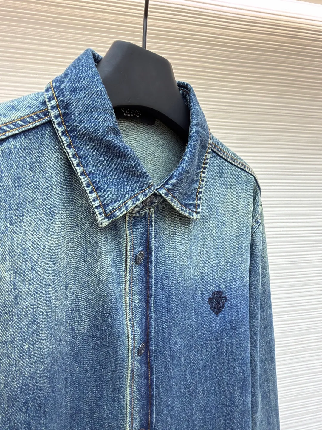 Gucci family crest embroidered denim shirt ●Original version: Purchased and developed for 11900 ●Item number: 1681992-A95 ●Material: denim fabric ●Technology: made by rubbing and wrinkled whiskers ●Color: denim gradient ●Type: fitted version ●Weight: about 605 grams ●Size: 46-48-50-52 ●Description: Customized cotton twin denim fabric, delicate, soft and comfortable to the skin The soft and layered cloud blue is used as the main color, like a flowing blue poem. The simple embroidery of the family crest is embellished on the chest in the "La Famiglia" series. It inherits the ancient Italian family totem, symbolizing the sophistication and entrepreneurial spirit of the family. The elegant lines outline the neck style, blooming charm in a low-key manner. The versatile darling on the fashion stage, using imported machine embroidery technology. Use advanced computer control systems and sophisticated mechanical components to realize the Gucci family crest embroidery operation with high precision. The lines are smooth and delicate, and priority is given to customizing 1:1 original denim material to fry snowballs and salt. Specially prepare the corresponding solution. Add a certain amount of dye, soak the denim material in it to absorb the solvent, and then scrub and dry it to further fade and oxidize. The rubbing wrinkle whisker technology and the gun painting whisker technique are combined. Manual rubbing is given priority in specific areas to achieve a natural wrinkle effect. Then specific tools are used to draw a whisker-shaped texture to achieve a full visual effect. The overall wiring is straight and delicate, the fabric is comfortable and soft, and the color is consistent without color difference. It can be matched with the same style to create a fashionable look and control various occasions. Customized accessories, complete with three standards, same style for men and women!