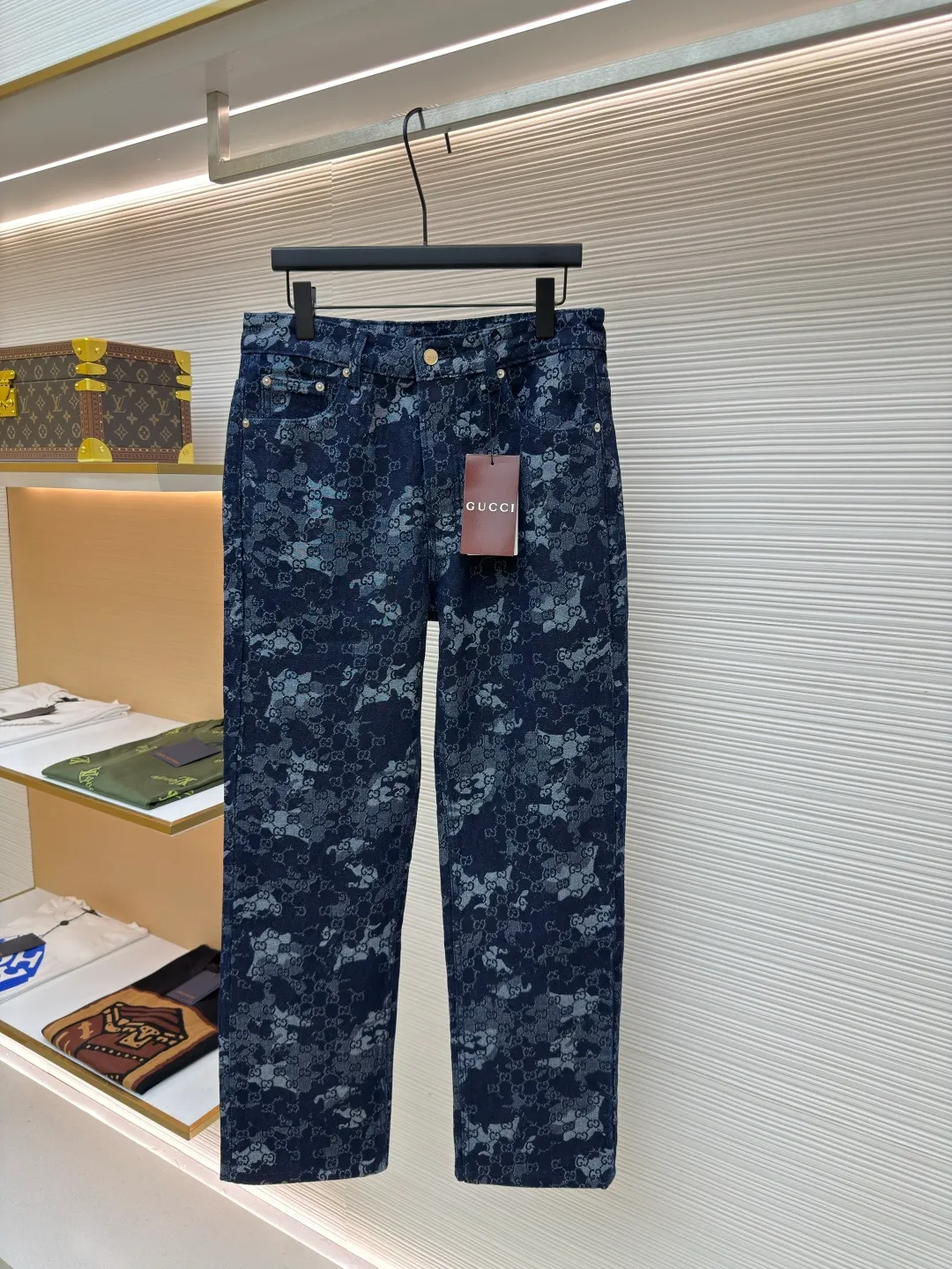 Gucci full-print jacquard jeans ●Original version: Purchased and developed for 16800 ●Item number: 1680707-B20 ●Material: Denim jacquard denim fabric ●Technology: Stone-milled fermentation wash ●Version: Fitted version ●Weight: about 730 grams ●Size: 34-36-38-40 ●Description: Customized double G denim jacquard denim material, as moist as cotton, comfortable and close to the skin, with dark blue as the base and ivory white as the light The flowing luxury is woven between the warp and weft of the denim. The full-print GG marble effect pattern is laid out on it. The Gucci leather label on the back of the waistband complements the brand recognition. The visual poetics of proportion. Dare to break the rules and create a pair of walking art jeans. The elegant collection of suits interprets the luxury style fabric jacquard process. By weaving the GG marble effect technology on the fabric surface, it controls the interweaving method of the warp and weft lines. Precisely controls the interweaving density and tension of the yarn to make it more three-dimensional. Electrolytic dark blue ➕ stone grinding fermentation wash The process first uses electrochemical reaction to change the color of the fabric, and then mixes the fabric with abrasives through a grinder and uses hot water to wash it to achieve a specific washing effect. The double process of washing and light frying first desizing and cleaning the denim material, and then sand washing to produce a fading effect, so that special chemical treatment is used to stir-fry the color to produce a special color contrast effect. The overall wiring is straight and delicate, the fabric is comfortable and soft, and the color is consistent without color difference. It can be matched with the same style to create a fashionable look and control various occasions. Customized accessories, complete with three standards, same style for men and women!
