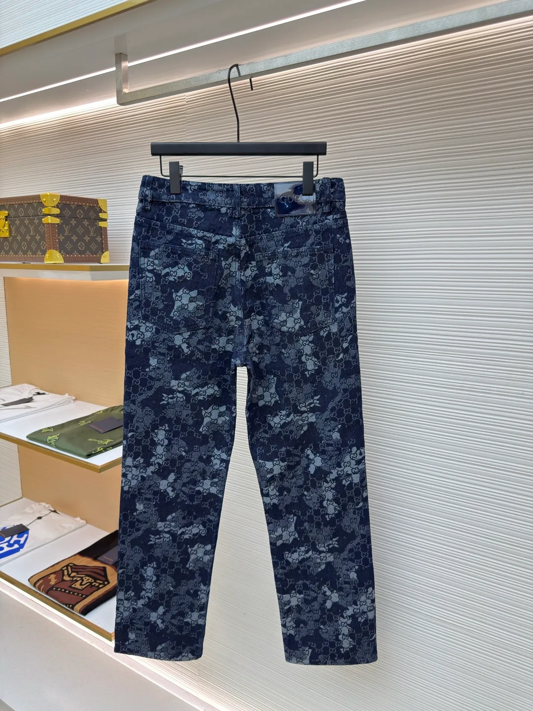 Gucci full-print jacquard jeans ●Original version: Purchased and developed for 16800 ●Item number: 1680707-B20 ●Material: Denim jacquard denim fabric ●Technology: Stone-milled fermentation wash ●Version: Fitted version ●Weight: about 730 grams ●Size: 34-36-38-40 ●Description: Customized double G denim jacquard denim material, as moist as cotton, comfortable and close to the skin, with dark blue as the base and ivory white as the light The flowing luxury is woven between the warp and weft of the denim. The full-print GG marble effect pattern is laid out on it. The Gucci leather label on the back of the waistband complements the brand recognition. The visual poetics of proportion. Dare to break the rules and create a pair of walking art jeans. The elegant collection of suits interprets the luxury style fabric jacquard process. By weaving the GG marble effect technology on the fabric surface, it controls the interweaving method of the warp and weft lines. Precisely controls the interweaving density and tension of the yarn to make it more three-dimensional. Electrolytic dark blue ➕ stone grinding fermentation wash The process first uses electrochemical reaction to change the color of the fabric, and then mixes the fabric with abrasives through a grinder and uses hot water to wash it to achieve a specific washing effect. The double process of washing and light frying first desizing and cleaning the denim material, and then sand washing to produce a fading effect, so that special chemical treatment is used to stir-fry the color to produce a special color contrast effect. The overall wiring is straight and delicate, the fabric is comfortable and soft, and the color is consistent without color difference. It can be matched with the same style to create a fashionable look and control various occasions. Customized accessories, complete with three standards, same style for men and women!