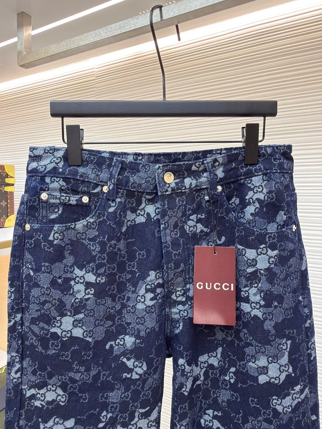 Gucci full-print jacquard jeans ●Original version: Purchased and developed for 16800 ●Item number: 1680707-B20 ●Material: Denim jacquard denim fabric ●Technology: Stone-milled fermentation wash ●Version: Fitted version ●Weight: about 730 grams ●Size: 34-36-38-40 ●Description: Customized double G denim jacquard denim material, as moist as cotton, comfortable and close to the skin, with dark blue as the base and ivory white as the light The flowing luxury is woven between the warp and weft of the denim. The full-print GG marble effect pattern is laid out on it. The Gucci leather label on the back of the waistband complements the brand recognition. The visual poetics of proportion. Dare to break the rules and create a pair of walking art jeans. The elegant collection of suits interprets the luxury style fabric jacquard process. By weaving the GG marble effect technology on the fabric surface, it controls the interweaving method of the warp and weft lines. Precisely controls the interweaving density and tension of the yarn to make it more three-dimensional. Electrolytic dark blue ➕ stone grinding fermentation wash The process first uses electrochemical reaction to change the color of the fabric, and then mixes the fabric with abrasives through a grinder and uses hot water to wash it to achieve a specific washing effect. The double process of washing and light frying first desizing and cleaning the denim material, and then sand washing to produce a fading effect, so that special chemical treatment is used to stir-fry the color to produce a special color contrast effect. The overall wiring is straight and delicate, the fabric is comfortable and soft, and the color is consistent without color difference. It can be matched with the same style to create a fashionable look and control various occasions. Customized accessories, complete with three standards, same style for men and women!