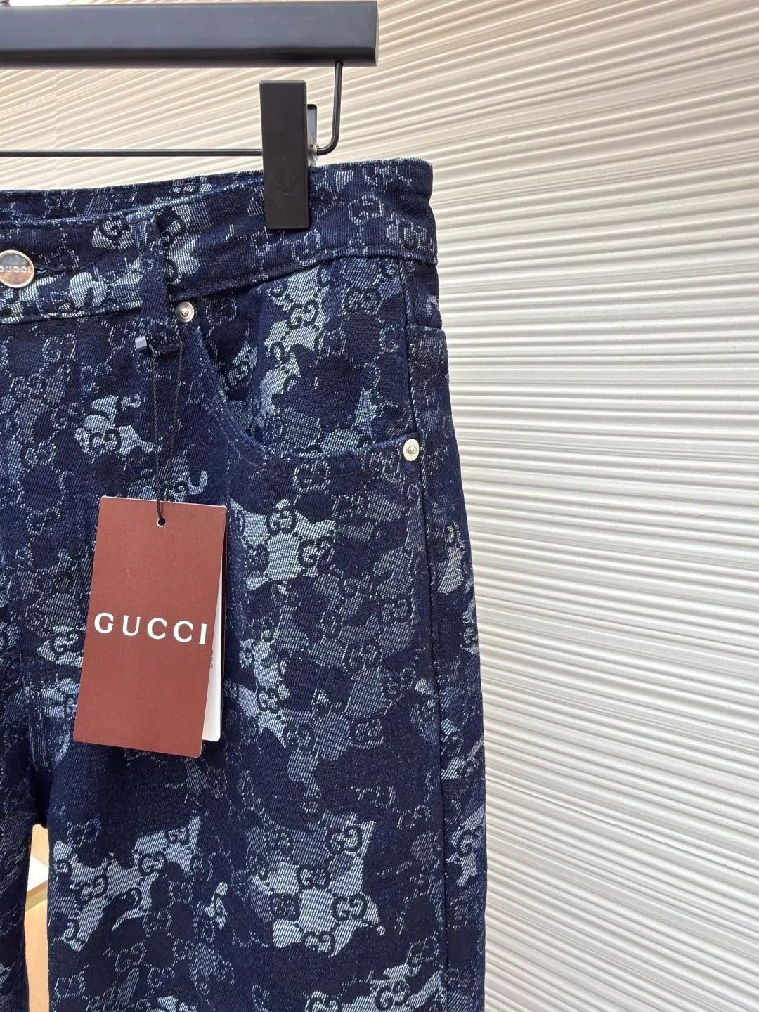 Gucci full-print jacquard jeans ●Original version: Purchased and developed for 16800 ●Item number: 1680707-B20 ●Material: Denim jacquard denim fabric ●Technology: Stone-milled fermentation wash ●Version: Fitted version ●Weight: about 730 grams ●Size: 34-36-38-40 ●Description: Customized double G denim jacquard denim material, as moist as cotton, comfortable and close to the skin, with dark blue as the base and ivory white as the light The flowing luxury is woven between the warp and weft of the denim. The full-print GG marble effect pattern is laid out on it. The Gucci leather label on the back of the waistband complements the brand recognition. The visual poetics of proportion. Dare to break the rules and create a pair of walking art jeans. The elegant collection of suits interprets the luxury style fabric jacquard process. By weaving the GG marble effect technology on the fabric surface, it controls the interweaving method of the warp and weft lines. Precisely controls the interweaving density and tension of the yarn to make it more three-dimensional. Electrolytic dark blue ➕ stone grinding fermentation wash The process first uses electrochemical reaction to change the color of the fabric, and then mixes the fabric with abrasives through a grinder and uses hot water to wash it to achieve a specific washing effect. The double process of washing and light frying first desizing and cleaning the denim material, and then sand washing to produce a fading effect, so that special chemical treatment is used to stir-fry the color to produce a special color contrast effect. The overall wiring is straight and delicate, the fabric is comfortable and soft, and the color is consistent without color difference. It can be matched with the same style to create a fashionable look and control various occasions. Customized accessories, complete with three standards, same style for men and women!