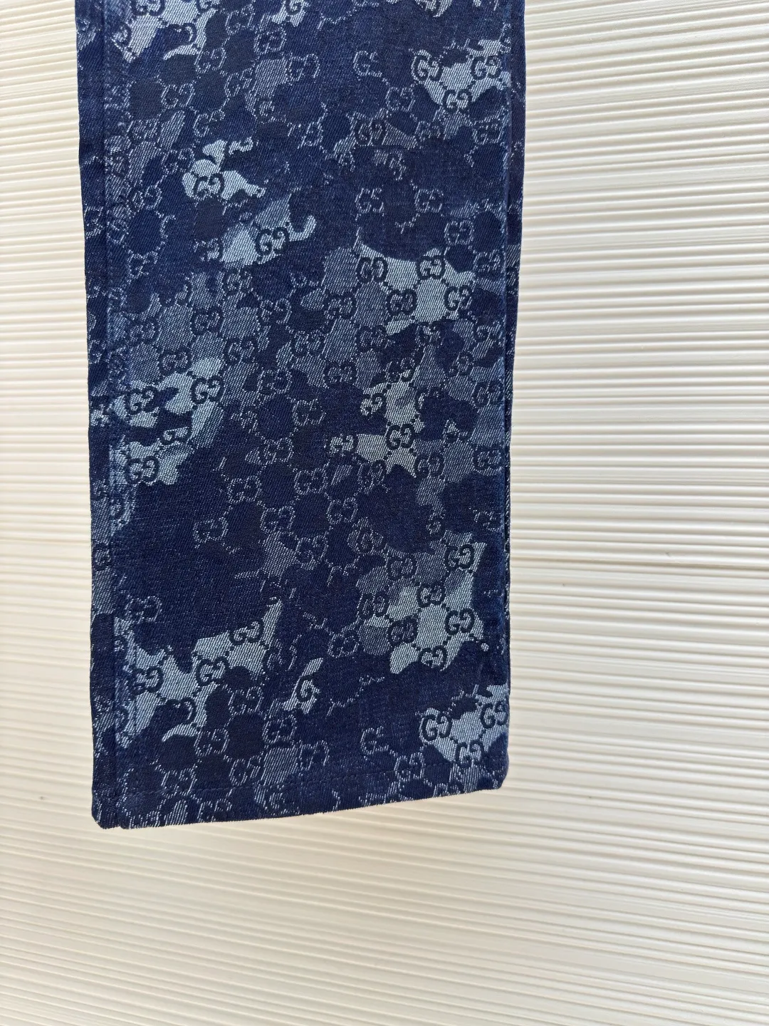 Gucci full-print jacquard jeans ●Original version: Purchased and developed for 16800 ●Item number: 1680707-B20 ●Material: Denim jacquard denim fabric ●Technology: Stone-milled fermentation wash ●Version: Fitted version ●Weight: about 730 grams ●Size: 34-36-38-40 ●Description: Customized double G denim jacquard denim material, as moist as cotton, comfortable and close to the skin, with dark blue as the base and ivory white as the light The flowing luxury is woven between the warp and weft of the denim. The full-print GG marble effect pattern is laid out on it. The Gucci leather label on the back of the waistband complements the brand recognition. The visual poetics of proportion. Dare to break the rules and create a pair of walking art jeans. The elegant collection of suits interprets the luxury style fabric jacquard process. By weaving the GG marble effect technology on the fabric surface, it controls the interweaving method of the warp and weft lines. Precisely controls the interweaving density and tension of the yarn to make it more three-dimensional. Electrolytic dark blue ➕ stone grinding fermentation wash The process first uses electrochemical reaction to change the color of the fabric, and then mixes the fabric with abrasives through a grinder and uses hot water to wash it to achieve a specific washing effect. The double process of washing and light frying first desizing and cleaning the denim material, and then sand washing to produce a fading effect, so that special chemical treatment is used to stir-fry the color to produce a special color contrast effect. The overall wiring is straight and delicate, the fabric is comfortable and soft, and the color is consistent without color difference. It can be matched with the same style to create a fashionable look and control various occasions. Customized accessories, complete with three standards, same style for men and women!