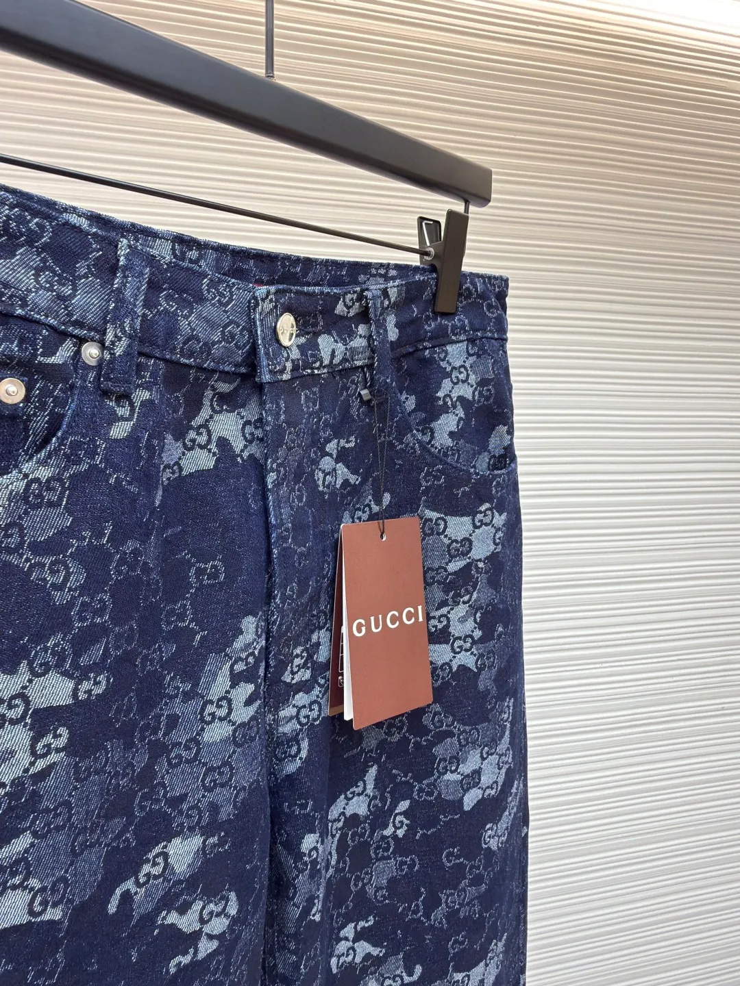 Gucci full-print jacquard jeans ●Original version: Purchased and developed for 16800 ●Item number: 1680707-B20 ●Material: Denim jacquard denim fabric ●Technology: Stone-milled fermentation wash ●Version: Fitted version ●Weight: about 730 grams ●Size: 34-36-38-40 ●Description: Customized double G denim jacquard denim material, as moist as cotton, comfortable and close to the skin, with dark blue as the base and ivory white as the light The flowing luxury is woven between the warp and weft of the denim. The full-print GG marble effect pattern is laid out on it. The Gucci leather label on the back of the waistband complements the brand recognition. The visual poetics of proportion. Dare to break the rules and create a pair of walking art jeans. The elegant collection of suits interprets the luxury style fabric jacquard process. By weaving the GG marble effect technology on the fabric surface, it controls the interweaving method of the warp and weft lines. Precisely controls the interweaving density and tension of the yarn to make it more three-dimensional. Electrolytic dark blue ➕ stone grinding fermentation wash The process first uses electrochemical reaction to change the color of the fabric, and then mixes the fabric with abrasives through a grinder and uses hot water to wash it to achieve a specific washing effect. The double process of washing and light frying first desizing and cleaning the denim material, and then sand washing to produce a fading effect, so that special chemical treatment is used to stir-fry the color to produce a special color contrast effect. The overall wiring is straight and delicate, the fabric is comfortable and soft, and the color is consistent without color difference. It can be matched with the same style to create a fashionable look and control various occasions. Customized accessories, complete with three standards, same style for men and women!