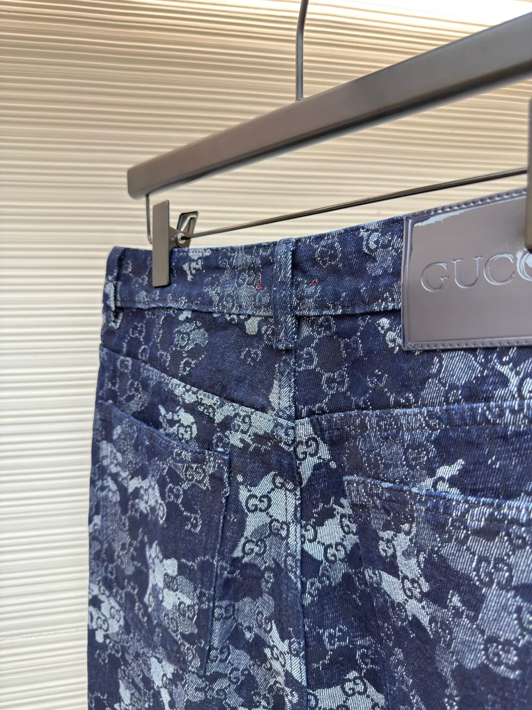 Gucci full-print jacquard jeans ●Original version: Purchased and developed for 16800 ●Item number: 1680707-B20 ●Material: Denim jacquard denim fabric ●Technology: Stone-milled fermentation wash ●Version: Fitted version ●Weight: about 730 grams ●Size: 34-36-38-40 ●Description: Customized double G denim jacquard denim material, as moist as cotton, comfortable and close to the skin, with dark blue as the base and ivory white as the light The flowing luxury is woven between the warp and weft of the denim. The full-print GG marble effect pattern is laid out on it. The Gucci leather label on the back of the waistband complements the brand recognition. The visual poetics of proportion. Dare to break the rules and create a pair of walking art jeans. The elegant collection of suits interprets the luxury style fabric jacquard process. By weaving the GG marble effect technology on the fabric surface, it controls the interweaving method of the warp and weft lines. Precisely controls the interweaving density and tension of the yarn to make it more three-dimensional. Electrolytic dark blue ➕ stone grinding fermentation wash The process first uses electrochemical reaction to change the color of the fabric, and then mixes the fabric with abrasives through a grinder and uses hot water to wash it to achieve a specific washing effect. The double process of washing and light frying first desizing and cleaning the denim material, and then sand washing to produce a fading effect, so that special chemical treatment is used to stir-fry the color to produce a special color contrast effect. The overall wiring is straight and delicate, the fabric is comfortable and soft, and the color is consistent without color difference. It can be matched with the same style to create a fashionable look and control various occasions. Customized accessories, complete with three standards, same style for men and women!