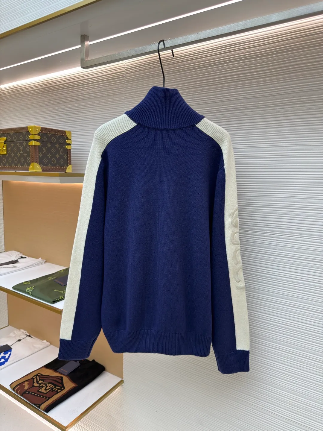 Gucci embroidered splicing wool zipper jacket ●Original version: purchased and developed by 12181 ●Item number: 1680382-B90 ●Fabric: blended fabric ●Technology: woolen embroidery production ●Version: fitted version ●Weight: about 1040 grams ●Size: XS-S-M-L ●Description: The wool material is made of 80% fully combed cotton yarn, which is colored and dyed 1:1 according to the original version. The color similarity is as high as 95%. From a technical point of view, combed cotton will clean out excess impurities during the production process, making the woven items look smoother and high-end. Compared with pure cotton, combed cotton is less prone to fluffing and pilling; pure cotton clothes are good, but for many people, although cotton is not easy to pill, it is easy to shrink and deform; compared with pure cotton fabrics, combed cotton fabrics are more comfortable and breathable, but the texture, washability, deformation resistance and durability of combed cotton fabrics are much higher than those of pure cotton, and the texture of combed cotton fabrics is finer than that of ordinary pure cotton. While the unit price of the yarn is high, the quality is also higher; the weight, thickness, density, and similarity of the clothes are 99%, which is different from the beggar's version on the market that only cuts corners. Although the beggar's version is cheaper by dozens of dollars, it cuts corners everywhere. The clothes are light, textureless, and feel cheap. Even the stitching of the pieces is completely different from the original; the English letters on the front and back are made of foam cotton accessories and are hand-operated on a flat car. The overall wiring is straight and delicate, the fabric is comfortable and soft, and the color is consistent without color difference. It can be matched with the same style to create a fashionable look and control various occasions. Customized accessories, complete with three standards, same style for men and women!