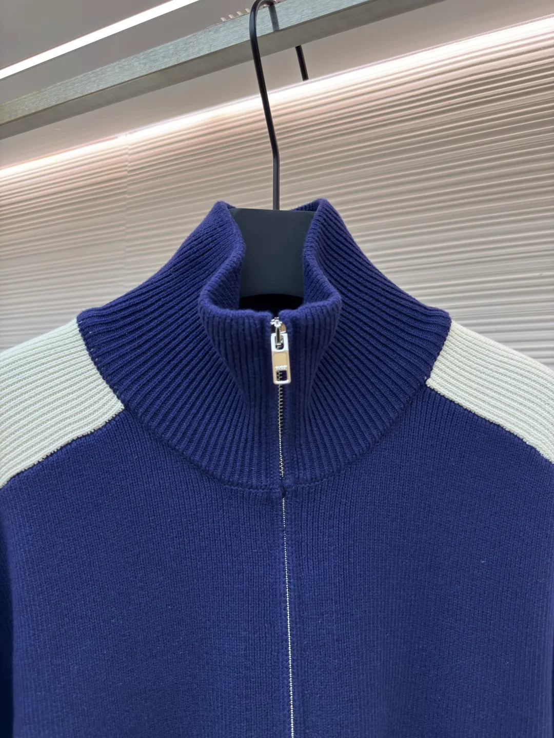 Gucci embroidered splicing wool zipper jacket ●Original version: purchased and developed by 12181 ●Item number: 1680382-B90 ●Fabric: blended fabric ●Technology: woolen embroidery production ●Version: fitted version ●Weight: about 1040 grams ●Size: XS-S-M-L ●Description: The wool material is made of 80% fully combed cotton yarn, which is colored and dyed 1:1 according to the original version. The color similarity is as high as 95%. From a technical point of view, combed cotton will clean out excess impurities during the production process, making the woven items look smoother and high-end. Compared with pure cotton, combed cotton is less prone to fluffing and pilling; pure cotton clothes are good, but for many people, although cotton is not easy to pill, it is easy to shrink and deform; compared with pure cotton fabrics, combed cotton fabrics are more comfortable and breathable, but the texture, washability, deformation resistance and durability of combed cotton fabrics are much higher than those of pure cotton, and the texture of combed cotton fabrics is finer than that of ordinary pure cotton. While the unit price of the yarn is high, the quality is also higher; the weight, thickness, density, and similarity of the clothes are 99%, which is different from the beggar's version on the market that only cuts corners. Although the beggar's version is cheaper by dozens of dollars, it cuts corners everywhere. The clothes are light, textureless, and feel cheap. Even the stitching of the pieces is completely different from the original; the English letters on the front and back are made of foam cotton accessories and are hand-operated on a flat car. The overall wiring is straight and delicate, the fabric is comfortable and soft, and the color is consistent without color difference. It can be matched with the same style to create a fashionable look and control various occasions. Customized accessories, complete with three standards, same style for men and women!