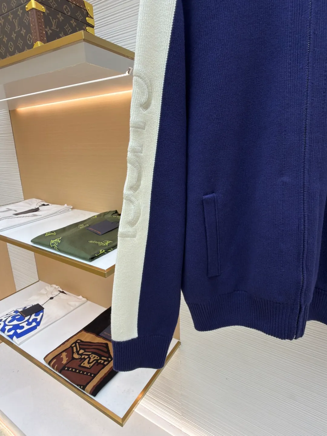 Gucci embroidered splicing wool zipper jacket ●Original version: purchased and developed by 12181 ●Item number: 1680382-B90 ●Fabric: blended fabric ●Technology: woolen embroidery production ●Version: fitted version ●Weight: about 1040 grams ●Size: XS-S-M-L ●Description: The wool material is made of 80% fully combed cotton yarn, which is colored and dyed 1:1 according to the original version. The color similarity is as high as 95%. From a technical point of view, combed cotton will clean out excess impurities during the production process, making the woven items look smoother and high-end. Compared with pure cotton, combed cotton is less prone to fluffing and pilling; pure cotton clothes are good, but for many people, although cotton is not easy to pill, it is easy to shrink and deform; compared with pure cotton fabrics, combed cotton fabrics are more comfortable and breathable, but the texture, washability, deformation resistance and durability of combed cotton fabrics are much higher than those of pure cotton, and the texture of combed cotton fabrics is finer than that of ordinary pure cotton. While the unit price of the yarn is high, the quality is also higher; the weight, thickness, density, and similarity of the clothes are 99%, which is different from the beggar's version on the market that only cuts corners. Although the beggar's version is cheaper by dozens of dollars, it cuts corners everywhere. The clothes are light, textureless, and feel cheap. Even the stitching of the pieces is completely different from the original; the English letters on the front and back are made of foam cotton accessories and are hand-operated on a flat car. The overall wiring is straight and delicate, the fabric is comfortable and soft, and the color is consistent without color difference. It can be matched with the same style to create a fashionable look and control various occasions. Customized accessories, complete with three standards, same style for men and women!