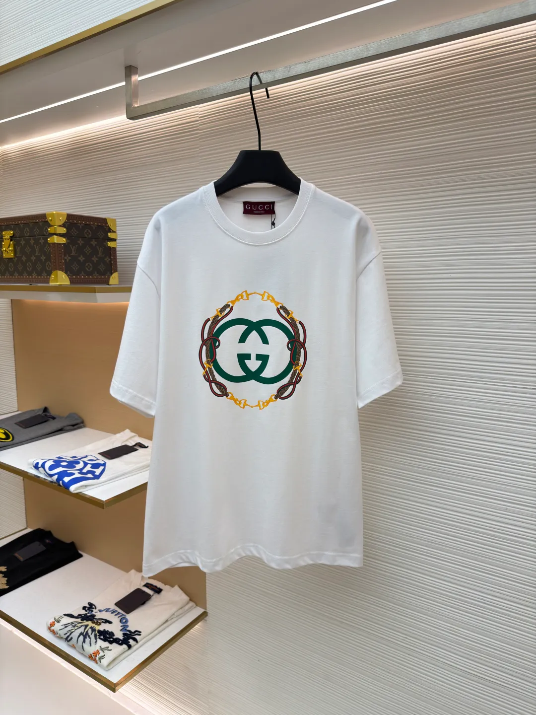 Gucci bridle webbing round neck short sleeves ●Original version: purchased and developed by 5270 ●Item number: 1682232-A00 ●Fabric: fine velvet knitted cotton fabric ●Technology: glue printing ●Color: white ●Version: fitted version ●Weight: about 285 grams ●Size: XS-S-M-L ●Description: 5S special woven compact fine velvet knitted cotton, weight 230g/㎡; paired with 32S high count and weight 1x1 rib, weight 340g/㎡. Ribbing is used on the collar to ensure excellent elastic recovery and deformation resistance of the collar. The fabric adopts compact spinning technology in the spinning process, which significantly reduces yarn hairiness, making the fabric structure denser, the surface smoother, and the pilling resistance better; fine velvet knitted fabric means that the fabric has been lightly sanded or raised. It feels close to ultra-fine suede; it has a soft and waxy skin-friendly feel. The weight of 230g is medium to heavy, which gives the T-shirt good stiffness and drape, ensuring the texture of the garment and the silhouette that is not prone to collapse. The pattern adopts environmentally friendly elastic glue printing technology. The special environmentally friendly water-based elastic slurry is transferred to the surface of the fabric through a fine silk screen, and then baked and solidified at high temperature. Its elastic properties ensure that the printed pattern can stretch with the fabric without cracking, and has excellent durability; the printed area presents a semi-matte uniform coating effect with high color saturation. It feels soft to the touch and has no obvious film lumps, maintaining the original breathability and comfort of the fabric. The overall wiring is straight and delicate, the fabric is comfortable and soft, and the color is consistent without color difference. It can be matched with the same style to create a fashionable look and control various occasions. Customized accessories, complete with three standards, same style for men and women!