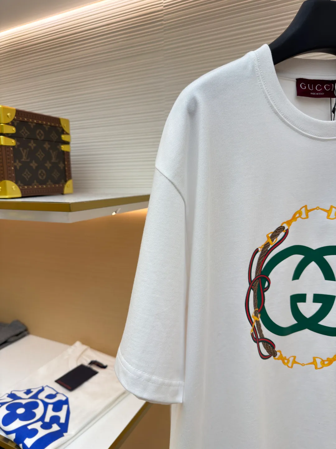 Gucci bridle webbing round neck short sleeves ●Original version: purchased and developed by 5270 ●Item number: 1682232-A00 ●Fabric: fine velvet knitted cotton fabric ●Technology: glue printing ●Color: white ●Version: fitted version ●Weight: about 285 grams ●Size: XS-S-M-L ●Description: 5S special woven compact fine velvet knitted cotton, weight 230g/㎡; paired with 32S high count and weight 1x1 rib, weight 340g/㎡. Ribbing is used on the collar to ensure excellent elastic recovery and deformation resistance of the collar. The fabric adopts compact spinning technology in the spinning process, which significantly reduces yarn hairiness, making the fabric structure denser, the surface smoother, and the pilling resistance better; fine velvet knitted fabric means that the fabric has been lightly sanded or raised. It feels close to ultra-fine suede; it has a soft and waxy skin-friendly feel. The weight of 230g is medium to heavy, which gives the T-shirt good stiffness and drape, ensuring the texture of the garment and the silhouette that is not prone to collapse. The pattern adopts environmentally friendly elastic glue printing technology. The special environmentally friendly water-based elastic slurry is transferred to the surface of the fabric through a fine silk screen, and then baked and solidified at high temperature. Its elastic properties ensure that the printed pattern can stretch with the fabric without cracking, and has excellent durability; the printed area presents a semi-matte uniform coating effect with high color saturation. It feels soft to the touch and has no obvious film lumps, maintaining the original breathability and comfort of the fabric. The overall wiring is straight and delicate, the fabric is comfortable and soft, and the color is consistent without color difference. It can be matched with the same style to create a fashionable look and control various occasions. Customized accessories, complete with three standards, same style for men and women!