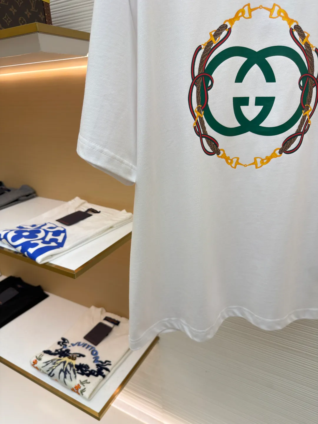 Gucci bridle webbing round neck short sleeves ●Original version: purchased and developed by 5270 ●Item number: 1682232-A00 ●Fabric: fine velvet knitted cotton fabric ●Technology: glue printing ●Color: white ●Version: fitted version ●Weight: about 285 grams ●Size: XS-S-M-L ●Description: 5S special woven compact fine velvet knitted cotton, weight 230g/㎡; paired with 32S high count and weight 1x1 rib, weight 340g/㎡. Ribbing is used on the collar to ensure excellent elastic recovery and deformation resistance of the collar. The fabric adopts compact spinning technology in the spinning process, which significantly reduces yarn hairiness, making the fabric structure denser, the surface smoother, and the pilling resistance better; fine velvet knitted fabric means that the fabric has been lightly sanded or raised. It feels close to ultra-fine suede; it has a soft and waxy skin-friendly feel. The weight of 230g is medium to heavy, which gives the T-shirt good stiffness and drape, ensuring the texture of the garment and the silhouette that is not prone to collapse. The pattern adopts environmentally friendly elastic glue printing technology. The special environmentally friendly water-based elastic slurry is transferred to the surface of the fabric through a fine silk screen, and then baked and solidified at high temperature. Its elastic properties ensure that the printed pattern can stretch with the fabric without cracking, and has excellent durability; the printed area presents a semi-matte uniform coating effect with high color saturation. It feels soft to the touch and has no obvious film lumps, maintaining the original breathability and comfort of the fabric. The overall wiring is straight and delicate, the fabric is comfortable and soft, and the color is consistent without color difference. It can be matched with the same style to create a fashionable look and control various occasions. Customized accessories, complete with three standards, same style for men and women!