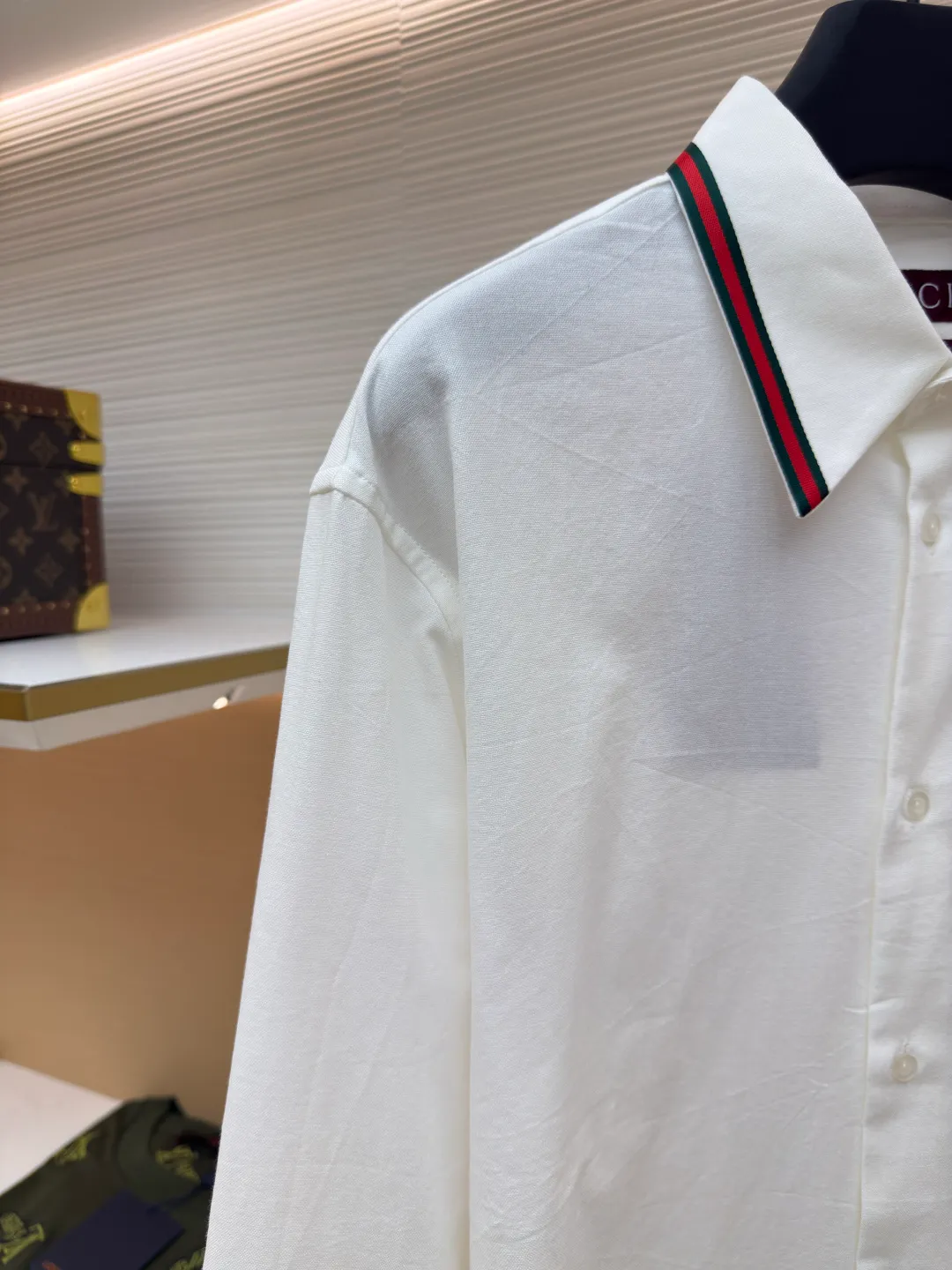Gucci Oxford striped shirt ●Original version: Purchased and developed by 3097 ●Item number: 1680774-A65 ●Fabric: Oxford fabric ●Technology: Positioned cutting machine ●Version: Fitted version ●Weight: about 235 grams ●Size: 38-40-42-44 ●Description: Selected high-quality linen material with natural texture and breathability, firm and smooth, comfortable and close to the skin It is elegantly presented with a deep ink color and is embellished with exquisite red pony marks, which looks like a lively flame in the dark night. The clever design of the outer I-shaped pleated split back shoulder adds a sense of agility and detachment, and contains the soul of fashion in a minimalist shape. Adopt imported machine embroidery technology, use advanced computer control system and precision mechanical components to achieve the iconic pony embroidery operation with high precision and smooth and delicate lines. Adopting side-turning and embedded clamping stitching technology, it is smooth and tidy. The fabrics have been carefully washed and have a better feel and texture. They are not easy to deform, shrink or fade, and maintain long-term beauty. The overall wiring is straight and delicate, the fabric is comfortable and soft, and the color is consistent without color difference. It can be matched with the same style to create a fashionable look and control various occasions. Customized accessories, complete with three standards, same style for men and women!
