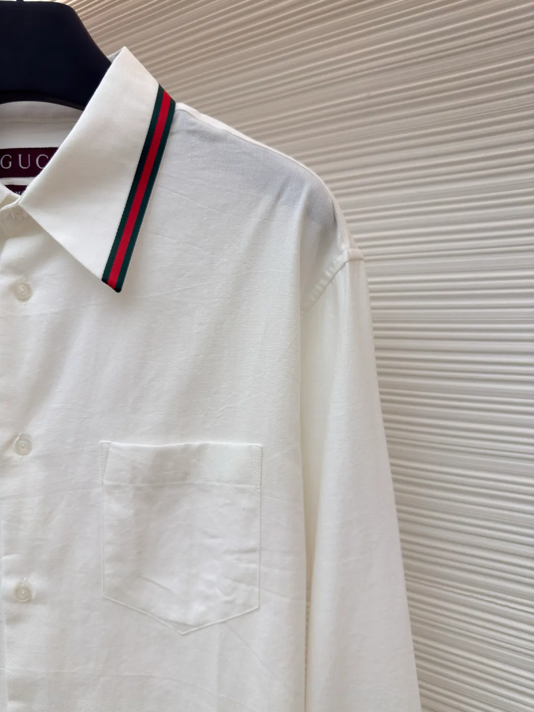 Gucci Oxford striped shirt ●Original version: Purchased and developed by 3097 ●Item number: 1680774-A65 ●Fabric: Oxford fabric ●Technology: Positioned cutting machine ●Version: Fitted version ●Weight: about 235 grams ●Size: 38-40-42-44 ●Description: Selected high-quality linen material with natural texture and breathability, firm and smooth, comfortable and close to the skin It is elegantly presented with a deep ink color and is embellished with exquisite red pony marks, which looks like a lively flame in the dark night. The clever design of the outer I-shaped pleated split back shoulder adds a sense of agility and detachment, and contains the soul of fashion in a minimalist shape. Adopt imported machine embroidery technology, use advanced computer control system and precision mechanical components to achieve the iconic pony embroidery operation with high precision and smooth and delicate lines. Adopting side-turning and embedded clamping stitching technology, it is smooth and tidy. The fabrics have been carefully washed and have a better feel and texture. They are not easy to deform, shrink or fade, and maintain long-term beauty. The overall wiring is straight and delicate, the fabric is comfortable and soft, and the color is consistent without color difference. It can be matched with the same style to create a fashionable look and control various occasions. Customized accessories, complete with three standards, same style for men and women!