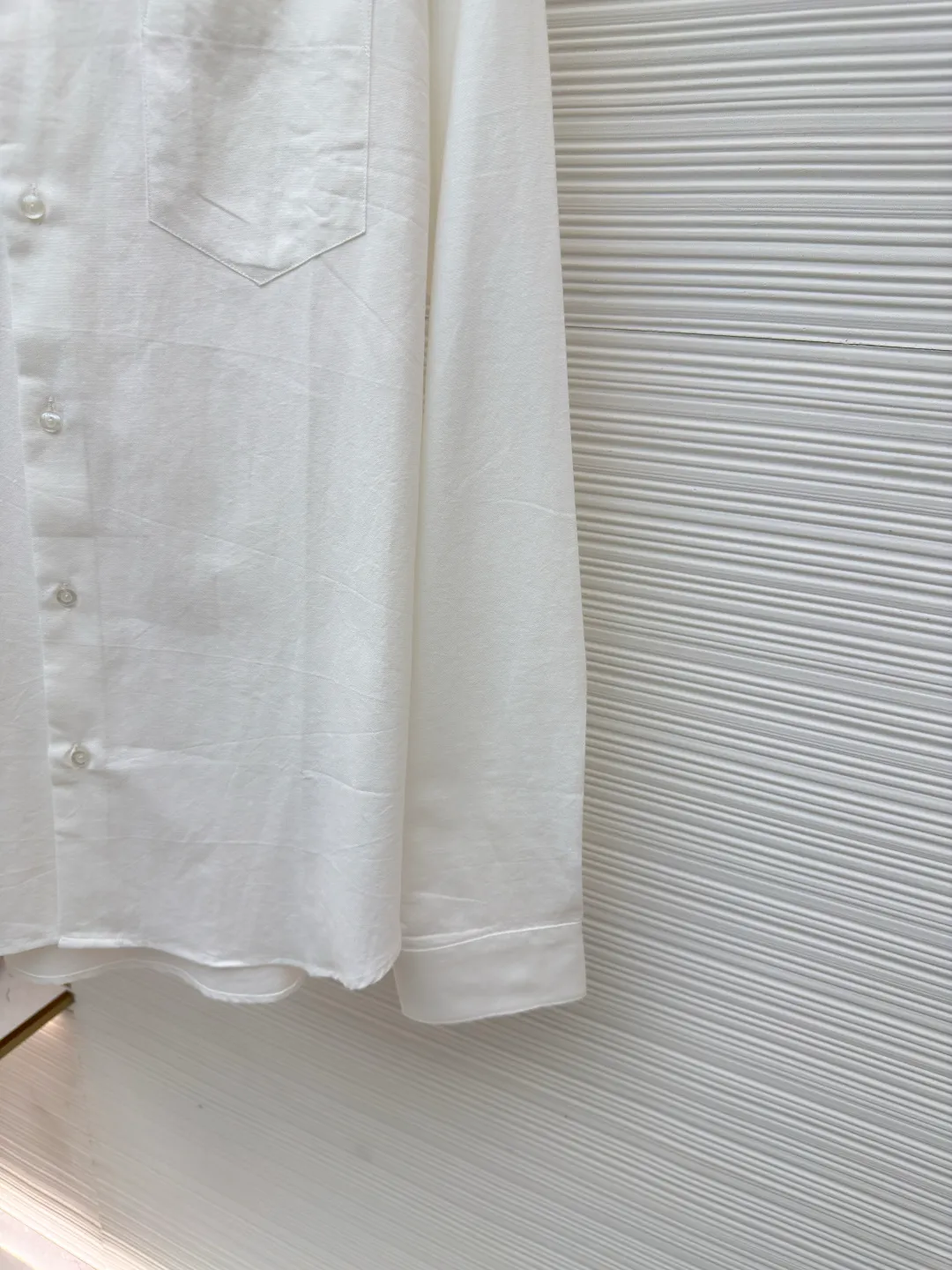 Gucci Oxford striped shirt ●Original version: Purchased and developed by 3097 ●Item number: 1680774-A65 ●Fabric: Oxford fabric ●Technology: Positioned cutting machine ●Version: Fitted version ●Weight: about 235 grams ●Size: 38-40-42-44 ●Description: Selected high-quality linen material with natural texture and breathability, firm and smooth, comfortable and close to the skin It is elegantly presented with a deep ink color and is embellished with exquisite red pony marks, which looks like a lively flame in the dark night. The clever design of the outer I-shaped pleated split back shoulder adds a sense of agility and detachment, and contains the soul of fashion in a minimalist shape. Adopt imported machine embroidery technology, use advanced computer control system and precision mechanical components to achieve the iconic pony embroidery operation with high precision and smooth and delicate lines. Adopting side-turning and embedded clamping stitching technology, it is smooth and tidy. The fabrics have been carefully washed and have a better feel and texture. They are not easy to deform, shrink or fade, and maintain long-term beauty. The overall wiring is straight and delicate, the fabric is comfortable and soft, and the color is consistent without color difference. It can be matched with the same style to create a fashionable look and control various occasions. Customized accessories, complete with three standards, same style for men and women!