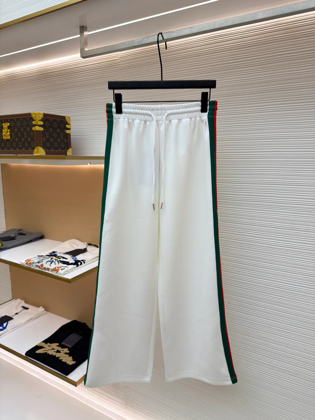 Gucci contrasting webbing straight trousers ●Item number: 1681173-A85 ●Material: cotton fabric ●Technology: embroidery production ●Color: white ●Version: Fitted version ●Weight: about 530 grams ●Size: S-M-L-XL ●Description: This sport is made of pure cotton fabric, with a zipper closure design, classic English letter embroidery on the back shoulder, and contrasting webbing on the sides of the sleeves. It has an elastic waist design and 4 pockets. The style is very novel and unique. The upper body effect is great. It is versatile for sports and leisure. It is the same style for men and women. Highly recommended! The overall wiring is straight and delicate, the fabric is comfortable and soft, and the color is consistent without color difference. It can be matched with the same style to create a fashionable look and control various occasions. Customized accessories, complete with three standards, same style for men and women!