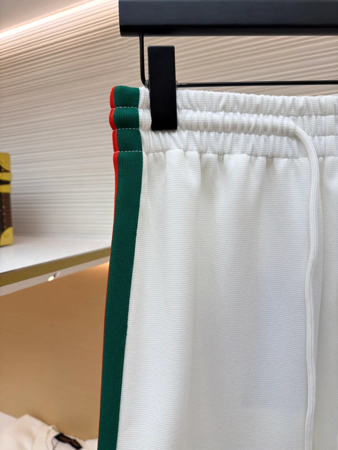 Gucci contrasting webbing straight trousers ●Item number: 1681173-A85 ●Material: cotton fabric ●Technology: embroidery production ●Color: white ●Version: Fitted version ●Weight: about 530 grams ●Size: S-M-L-XL ●Description: This sport is made of pure cotton fabric, with a zipper closure design, classic English letter embroidery on the back shoulder, and contrasting webbing on the sides of the sleeves. It has an elastic waist design and 4 pockets. The style is very novel and unique. The upper body effect is great. It is versatile for sports and leisure. It is the same style for men and women. Highly recommended! The overall wiring is straight and delicate, the fabric is comfortable and soft, and the color is consistent without color difference. It can be matched with the same style to create a fashionable look and control various occasions. Customized accessories, complete with three standards, same style for men and women!