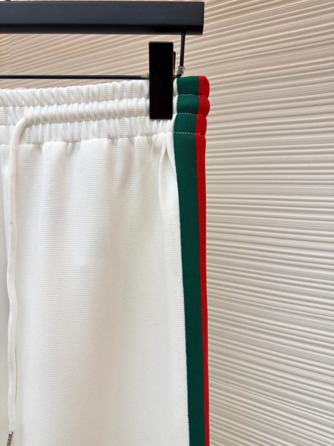 Gucci contrasting webbing straight trousers ●Item number: 1681173-A85 ●Material: cotton fabric ●Technology: embroidery production ●Color: white ●Version: Fitted version ●Weight: about 530 grams ●Size: S-M-L-XL ●Description: This sport is made of pure cotton fabric, with a zipper closure design, classic English letter embroidery on the back shoulder, and contrasting webbing on the sides of the sleeves. It has an elastic waist design and 4 pockets. The style is very novel and unique. The upper body effect is great. It is versatile for sports and leisure. It is the same style for men and women. Highly recommended! The overall wiring is straight and delicate, the fabric is comfortable and soft, and the color is consistent without color difference. It can be matched with the same style to create a fashionable look and control various occasions. Customized accessories, complete with three standards, same style for men and women!