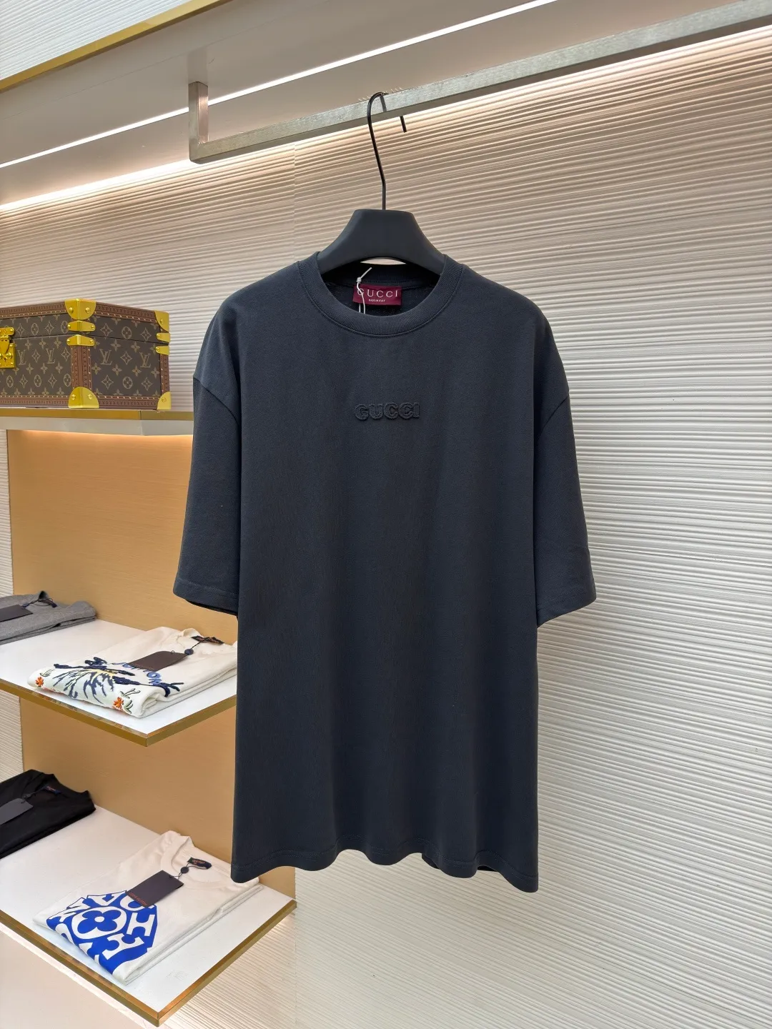 Gucci logo embroidered short sleeves ●Original version: Purchased and developed for 5700 ●Item number: 1682382-X95 ●Material: silk cotton fabric ●Technology: patch embroidery production ●Color: gray ●Version: fitted version ●Weight: about 310 grams ●Size: S-M-L-XL ●Description: Custom-dyed elegant charcoal dark gray silk cotton, soft and delicate, comfortable and skin-friendly, with a calm charcoal dark gray tone as the foundation Like the deepest secret under the night sky, the eye-catching GUCCI words on the chest are embellished, like the imprint of the brand spirit, revealing an indescribable sense of high-end, restrained beauty, and unlimited wear. Adopting imported machine appliqué embroidery technology, advanced computer control systems and precision mechanical components are used to achieve Gucci appliqué embroidery operations, presenting an embroidery effect with both clarity and three-dimensionality. The fabrics have been washed to give them a better feel and texture. They are not easy to deform, shrink or fade, and maintain their long-lasting beauty. The overall wiring is straight and delicate, the fabric is comfortable and soft, and the color is consistent without color difference. It can be matched with the same style to create a fashionable look and control various occasions. Customized accessories, complete with three standards, same style for men and women!