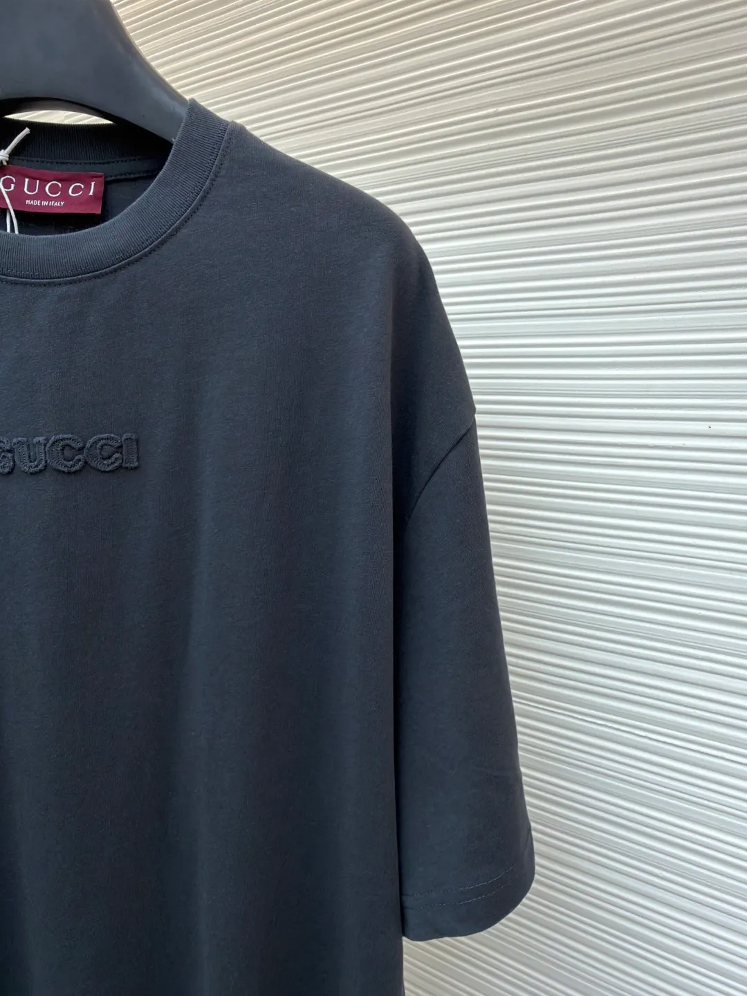 Gucci logo embroidered short sleeves ●Original version: Purchased and developed for 5700 ●Item number: 1682382-X95 ●Material: silk cotton fabric ●Technology: patch embroidery production ●Color: gray ●Version: fitted version ●Weight: about 310 grams ●Size: S-M-L-XL ●Description: Custom-dyed elegant charcoal dark gray silk cotton, soft and delicate, comfortable and skin-friendly, with a calm charcoal dark gray tone as the foundation Like the deepest secret under the night sky, the eye-catching GUCCI words on the chest are embellished, like the imprint of the brand spirit, revealing an indescribable sense of high-end, restrained beauty, and unlimited wear. Adopting imported machine appliqué embroidery technology, advanced computer control systems and precision mechanical components are used to achieve Gucci appliqué embroidery operations, presenting an embroidery effect with both clarity and three-dimensionality. The fabrics have been washed to give them a better feel and texture. They are not easy to deform, shrink or fade, and maintain their long-lasting beauty. The overall wiring is straight and delicate, the fabric is comfortable and soft, and the color is consistent without color difference. It can be matched with the same style to create a fashionable look and control various occasions. Customized accessories, complete with three standards, same style for men and women!