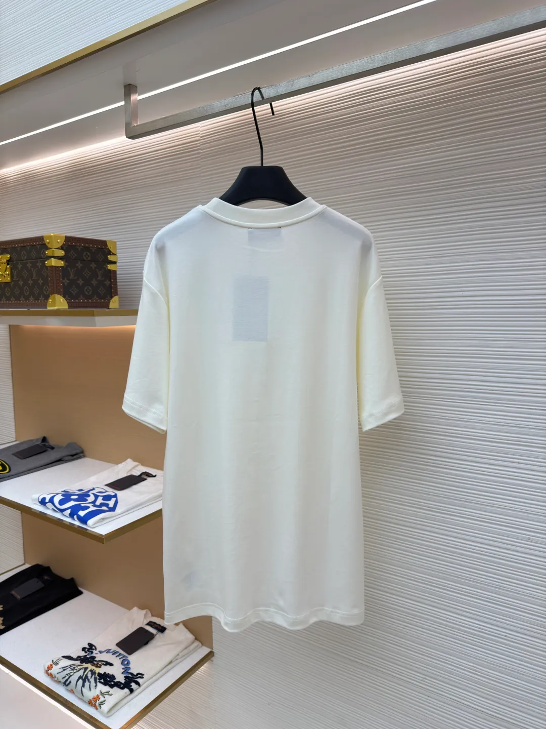 Gucci Buddha City printed round neck short sleeves ●Original version: purchased and developed by 5039 ●Item number: 1682280-A00 ●Fabric: soft knitted cotton fabric ●Technology: glue printing ●Color: apricot ●Version: fitted version ●Weight: about 245 grams ●Size: XS-S-M-L ●Description: This product is made of 60-count single-yarn double-sided knitted cotton with a weight of 170g/㎡; the neckline and other parts are matched with 32-count double-yarn ribbing. The high weight ensures a stable collar shape. 60 counts is an extremely high count, which means the yarn is extremely fine, which directly gives the fabric an extraordinary delicate, silky and soft touch. The front and back sides of the double-sided fabric have the same texture, which is uniform, thin and elastic. The weight of 170g is lightweight, ensuring the T-shirt is extremely light, breathable and drapey. It is almost invisible when worn and is very suitable for early spring. The color of the fabric is soft and high-end, which further enhances the exquisite texture of the fabric. The direct expression of the printing collection elements uses the environmentally friendly elastic thick plate bright glue printing process to place such a three-dimensional, bright, and highly present slogan printing on the simple sweater. This is a high-end special printing technology. Thick plate means that the slurry is accumulated thickly, which can form an obvious three-dimensional effect; after the bright slurry is cured, the surface will show a high-gloss glossy effect; the slurry itself is elastic and can stretch with the fabric. The special environmentally friendly elastic bright slurry is transferred through thick coating on the screen and then solidified at high temperature. Create a brand slogan pattern with significant 3D raised texture, mirror-like luster, and strong stretch resistance. To the touch, the pattern area has obvious stiff bulges and a smooth lacquered surface, which forms a strong contrast with the extremely soft fabric base and has a strong visual impact. The overall wiring is straight and delicate, the fabric is comfortable and soft, and the color is consistent without color difference. It can be matched with the same style to create a fashionable look and control various occasions. Customized accessories, complete with three standards, same style for men and women!