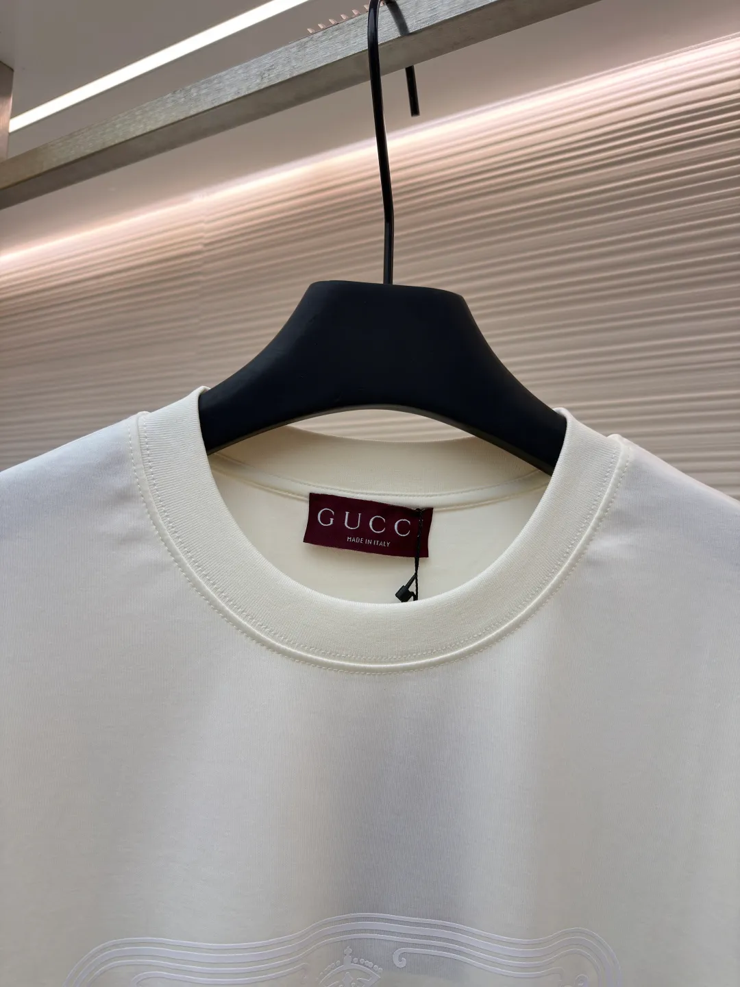 Gucci Buddha City printed round neck short sleeves ●Original version: purchased and developed by 5039 ●Item number: 1682280-A00 ●Fabric: soft knitted cotton fabric ●Technology: glue printing ●Color: apricot ●Version: fitted version ●Weight: about 245 grams ●Size: XS-S-M-L ●Description: This product is made of 60-count single-yarn double-sided knitted cotton with a weight of 170g/㎡; the neckline and other parts are matched with 32-count double-yarn ribbing. The high weight ensures a stable collar shape. 60 counts is an extremely high count, which means the yarn is extremely fine, which directly gives the fabric an extraordinary delicate, silky and soft touch. The front and back sides of the double-sided fabric have the same texture, which is uniform, thin and elastic. The weight of 170g is lightweight, ensuring the T-shirt is extremely light, breathable and drapey. It is almost invisible when worn and is very suitable for early spring. The color of the fabric is soft and high-end, which further enhances the exquisite texture of the fabric. The direct expression of the printing collection elements uses the environmentally friendly elastic thick plate bright glue printing process to place such a three-dimensional, bright, and highly present slogan printing on the simple sweater. This is a high-end special printing technology. Thick plate means that the slurry is accumulated thickly, which can form an obvious three-dimensional effect; after the bright slurry is cured, the surface will show a high-gloss glossy effect; the slurry itself is elastic and can stretch with the fabric. The special environmentally friendly elastic bright slurry is transferred through thick coating on the screen and then solidified at high temperature. Create a brand slogan pattern with significant 3D raised texture, mirror-like luster, and strong stretch resistance. To the touch, the pattern area has obvious stiff bulges and a smooth lacquered surface, which forms a strong contrast with the extremely soft fabric base and has a strong visual impact. The overall wiring is straight and delicate, the fabric is comfortable and soft, and the color is consistent without color difference. It can be matched with the same style to create a fashionable look and control various occasions. Customized accessories, complete with three standards, same style for men and women!