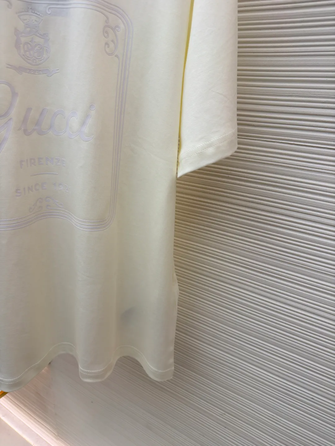 Gucci Buddha City printed round neck short sleeves ●Original version: purchased and developed by 5039 ●Item number: 1682280-A00 ●Fabric: soft knitted cotton fabric ●Technology: glue printing ●Color: apricot ●Version: fitted version ●Weight: about 245 grams ●Size: XS-S-M-L ●Description: This product is made of 60-count single-yarn double-sided knitted cotton with a weight of 170g/㎡; the neckline and other parts are matched with 32-count double-yarn ribbing. The high weight ensures a stable collar shape. 60 counts is an extremely high count, which means the yarn is extremely fine, which directly gives the fabric an extraordinary delicate, silky and soft touch. The front and back sides of the double-sided fabric have the same texture, which is uniform, thin and elastic. The weight of 170g is lightweight, ensuring the T-shirt is extremely light, breathable and drapey. It is almost invisible when worn and is very suitable for early spring. The color of the fabric is soft and high-end, which further enhances the exquisite texture of the fabric. The direct expression of the printing collection elements uses the environmentally friendly elastic thick plate bright glue printing process to place such a three-dimensional, bright, and highly present slogan printing on the simple sweater. This is a high-end special printing technology. Thick plate means that the slurry is accumulated thickly, which can form an obvious three-dimensional effect; after the bright slurry is cured, the surface will show a high-gloss glossy effect; the slurry itself is elastic and can stretch with the fabric. The special environmentally friendly elastic bright slurry is transferred through thick coating on the screen and then solidified at high temperature. Create a brand slogan pattern with significant 3D raised texture, mirror-like luster, and strong stretch resistance. To the touch, the pattern area has obvious stiff bulges and a smooth lacquered surface, which forms a strong contrast with the extremely soft fabric base and has a strong visual impact. The overall wiring is straight and delicate, the fabric is comfortable and soft, and the color is consistent without color difference. It can be matched with the same style to create a fashionable look and control various occasions. Customized accessories, complete with three standards, same style for men and women!