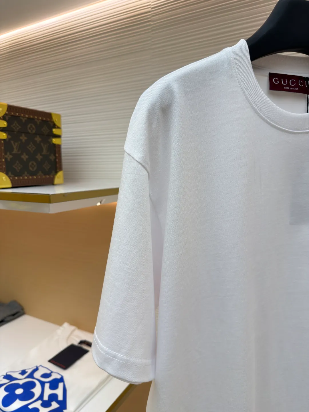 Gucci horseshoe buckle embroidered round neck short sleeves ●Item number: 1682116-A00 ●Material: fine velvet knitted cotton fabric ●Technology: embroidery production ●Color: white ●Version: fitted version ●Weight: about 270 grams ●Size: XS-S-M-L ●Description: Made of 15S special woven compact cotton fine velvet knitted fabric with a weight of 230g/㎡; paired with 32S high count and high weight 1x1 rib, with a weight of 340g/㎡. Ribbing is used on the collar to ensure excellent elastic recovery and deformation resistance of the collar. The fabric uses compact spinning technology to effectively reduce yarn hairiness, making the fabric structure tighter, the surface smoother, and the pilling resistance better. The weight of 230g is medium to heavy, which gives the T-shirt good stiffness and drape, and is not easy to collapse, ensuring the texture of high-end ready-to-wear. The fine velvet knitted fabric has been lightly brushed or raised, giving it a softer, waxier skin-friendly feel than ordinary plain cotton. Using multi-color fine flat embroidery technology, the pattern is completely covered and filled with extremely high-density stitches using embroidery threads of multiple colors according to the design artwork. Every detail and color transition of the complex pattern is accurately restored, so that the shape, light, shadow, and texture of the double-G interlocking webbing and stirrups are clearly presented. The final embroidery surface is flat, smooth, and full, with clear edges, and has a delicate effect and micro-three-dimensional effect similar to gongbi painting. The overall wiring is straight and delicate, the fabric is comfortable and soft, and the color is consistent without color difference. It can be matched with the same style to create a fashionable look and control various occasions. Customized accessories, complete with three standards, same style for men and women!
