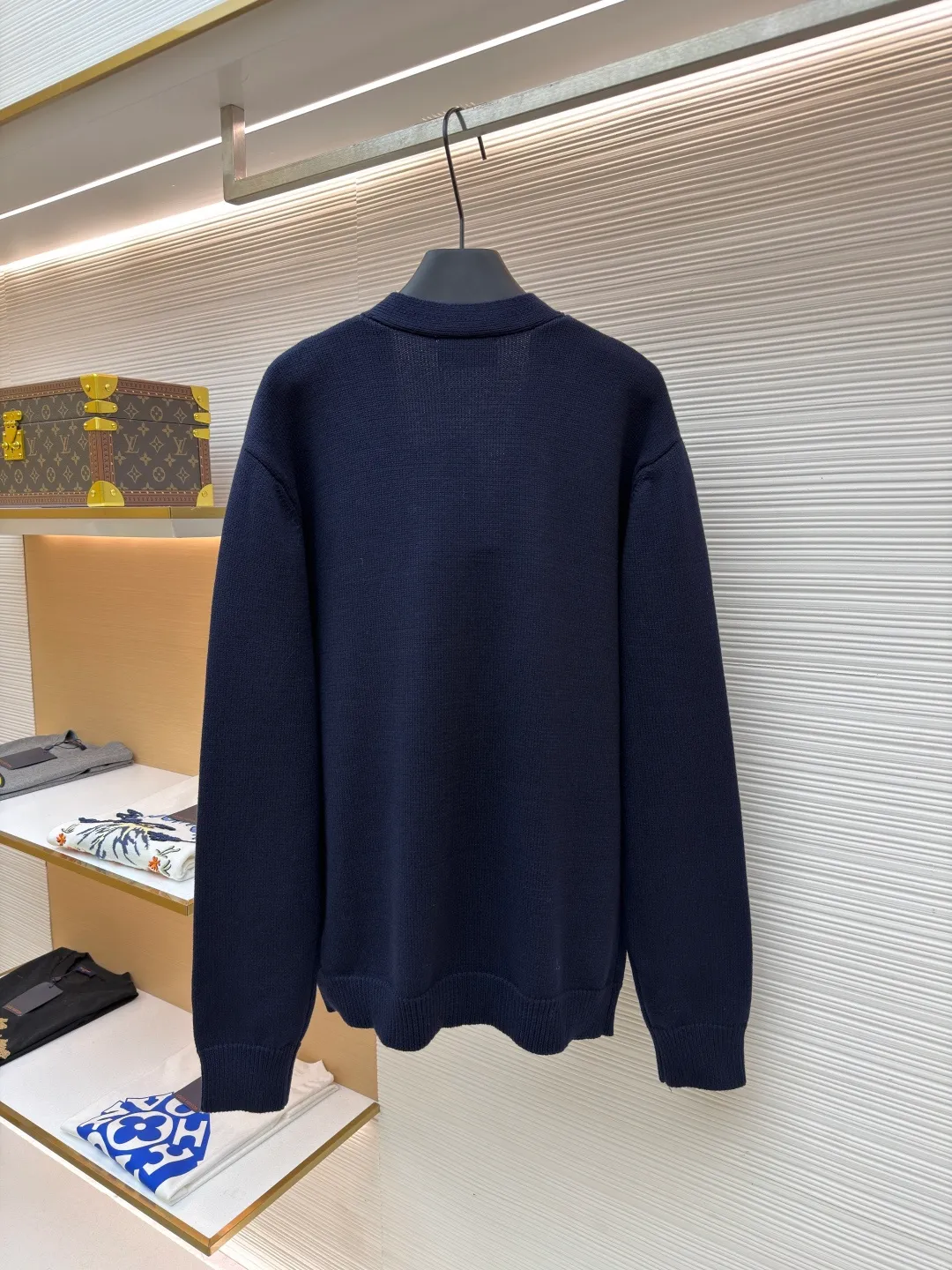 Gucci New Year lantern embroidered knitted cardigan ●Original version: Purchased and developed for 20600 ●Item number: 1682469-B05 ●Fabric: wool fabric ●Technology: knitted production ●Color: navy blue ●Version: fitted version ●Weight: about 815 grams ●Size: S-M-L-XL ●Description: Made of 55% wool, 45% cotton. Original dyed in the same color. The buttons are made of natural shell buttons and have the Gucci logo laser engraved on them. The craft embroidery adopts 3D three-dimensional embroidery technology, and the chest is embellished with New Year lantern design style. Garment washing - fixing the fit - adding hand feel - fixing the color. Equestrian style elements are expertly embellished with classic silhouettes, adding a dynamic touch. This cardigan is made of dark blue knitted wool, with webbing interlocking Double G and stirrup embroidery, adding fashionable charm. Dark blue knitted wool with webbing interlocking G and stirrup embroidery. V-neck front pockets. Long sleeves with ribbed trim. Button placket at front. The overall wiring is straight and delicate, the fabric is comfortable and soft, and the color is consistent without color difference. It can be matched with the same style to create a fashionable look and control various occasions. Customized accessories, complete with three standards, same style for men and women!