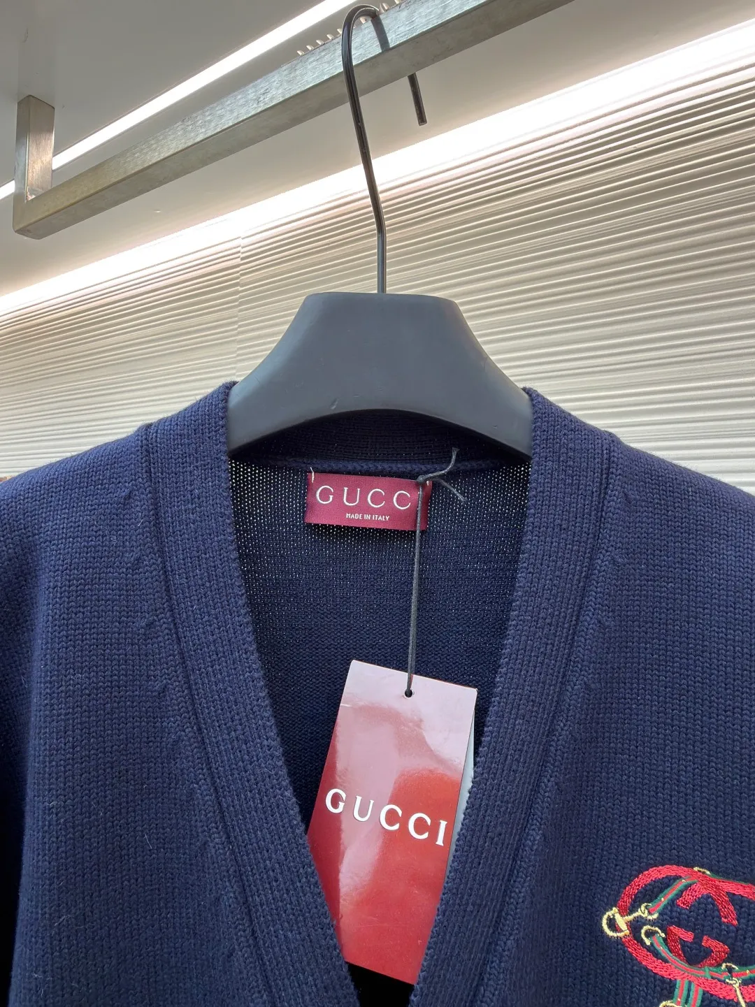Gucci New Year lantern embroidered knitted cardigan ●Original version: Purchased and developed for 20600 ●Item number: 1682469-B05 ●Fabric: wool fabric ●Technology: knitted production ●Color: navy blue ●Version: fitted version ●Weight: about 815 grams ●Size: S-M-L-XL ●Description: Made of 55% wool, 45% cotton. Original dyed in the same color. The buttons are made of natural shell buttons and have the Gucci logo laser engraved on them. The craft embroidery adopts 3D three-dimensional embroidery technology, and the chest is embellished with New Year lantern design style. Garment washing - fixing the fit - adding hand feel - fixing the color. Equestrian style elements are expertly embellished with classic silhouettes, adding a dynamic touch. This cardigan is made of dark blue knitted wool, with webbing interlocking Double G and stirrup embroidery, adding fashionable charm. Dark blue knitted wool with webbing interlocking G and stirrup embroidery. V-neck front pockets. Long sleeves with ribbed trim. Button placket at front. The overall wiring is straight and delicate, the fabric is comfortable and soft, and the color is consistent without color difference. It can be matched with the same style to create a fashionable look and control various occasions. Customized accessories, complete with three standards, same style for men and women!