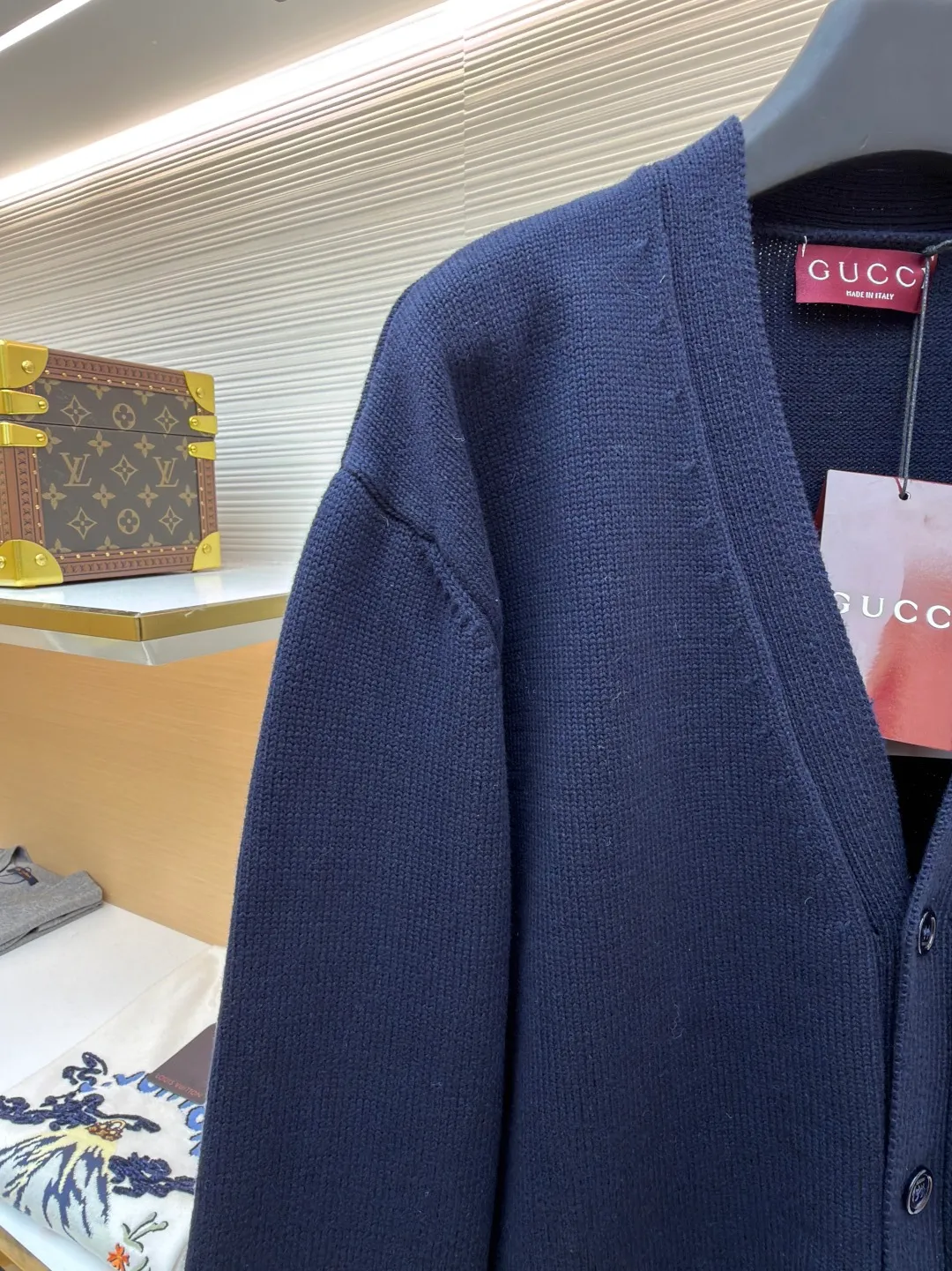 Gucci New Year lantern embroidered knitted cardigan ●Original version: Purchased and developed for 20600 ●Item number: 1682469-B05 ●Fabric: wool fabric ●Technology: knitted production ●Color: navy blue ●Version: fitted version ●Weight: about 815 grams ●Size: S-M-L-XL ●Description: Made of 55% wool, 45% cotton. Original dyed in the same color. The buttons are made of natural shell buttons and have the Gucci logo laser engraved on them. The craft embroidery adopts 3D three-dimensional embroidery technology, and the chest is embellished with New Year lantern design style. Garment washing - fixing the fit - adding hand feel - fixing the color. Equestrian style elements are expertly embellished with classic silhouettes, adding a dynamic touch. This cardigan is made of dark blue knitted wool, with webbing interlocking Double G and stirrup embroidery, adding fashionable charm. Dark blue knitted wool with webbing interlocking G and stirrup embroidery. V-neck front pockets. Long sleeves with ribbed trim. Button placket at front. The overall wiring is straight and delicate, the fabric is comfortable and soft, and the color is consistent without color difference. It can be matched with the same style to create a fashionable look and control various occasions. Customized accessories, complete with three standards, same style for men and women!