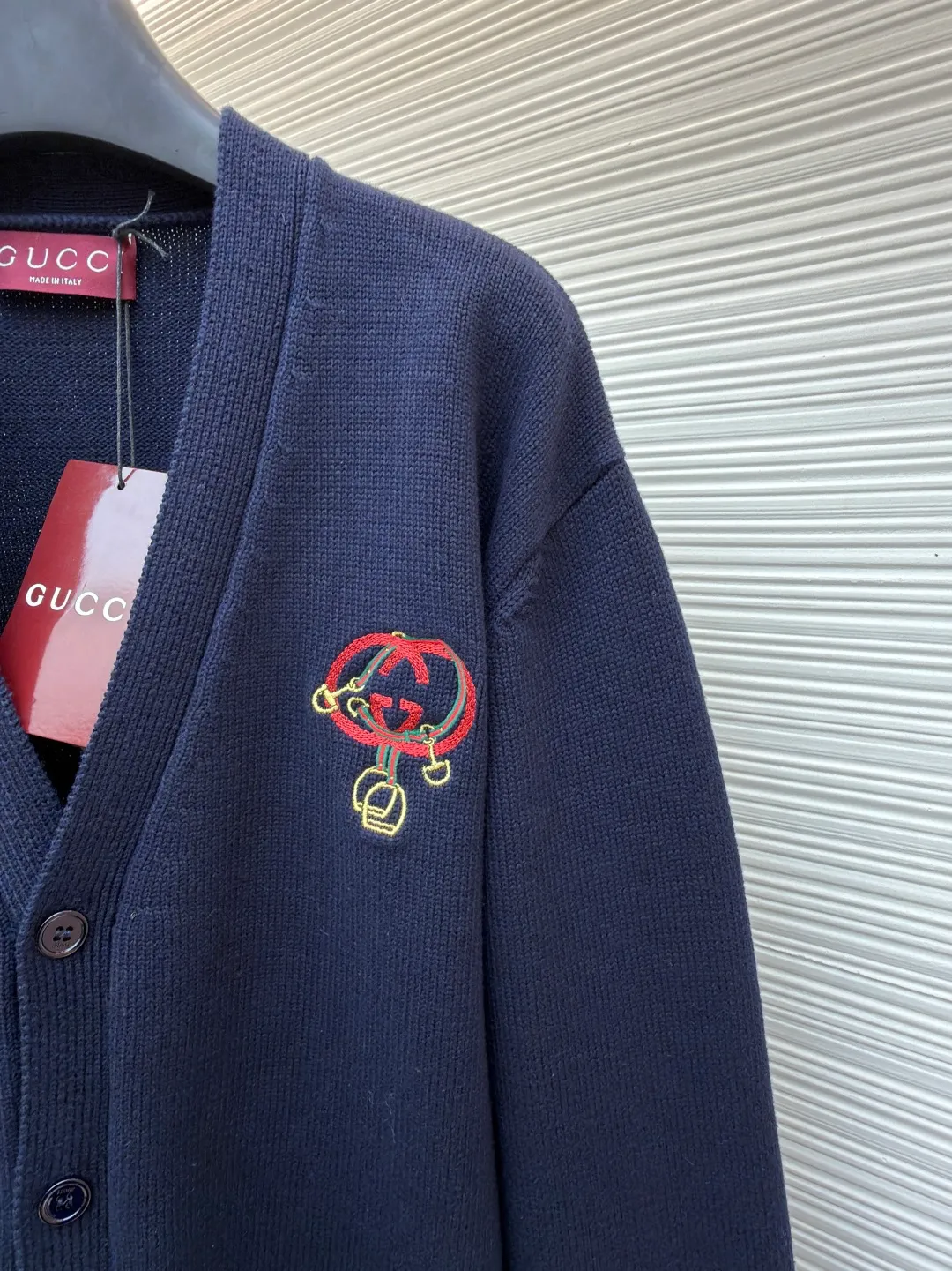 Gucci New Year lantern embroidered knitted cardigan ●Original version: Purchased and developed for 20600 ●Item number: 1682469-B05 ●Fabric: wool fabric ●Technology: knitted production ●Color: navy blue ●Version: fitted version ●Weight: about 815 grams ●Size: S-M-L-XL ●Description: Made of 55% wool, 45% cotton. Original dyed in the same color. The buttons are made of natural shell buttons and have the Gucci logo laser engraved on them. The craft embroidery adopts 3D three-dimensional embroidery technology, and the chest is embellished with New Year lantern design style. Garment washing - fixing the fit - adding hand feel - fixing the color. Equestrian style elements are expertly embellished with classic silhouettes, adding a dynamic touch. This cardigan is made of dark blue knitted wool, with webbing interlocking Double G and stirrup embroidery, adding fashionable charm. Dark blue knitted wool with webbing interlocking G and stirrup embroidery. V-neck front pockets. Long sleeves with ribbed trim. Button placket at front. The overall wiring is straight and delicate, the fabric is comfortable and soft, and the color is consistent without color difference. It can be matched with the same style to create a fashionable look and control various occasions. Customized accessories, complete with three standards, same style for men and women!