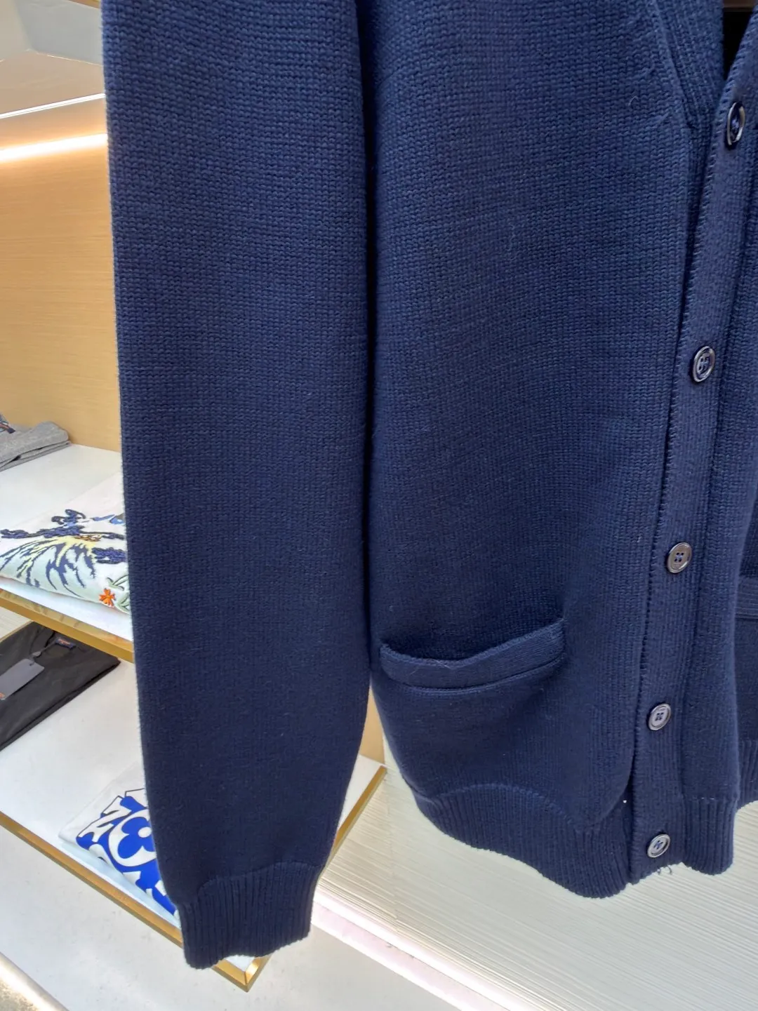 Gucci New Year lantern embroidered knitted cardigan ●Original version: Purchased and developed for 20600 ●Item number: 1682469-B05 ●Fabric: wool fabric ●Technology: knitted production ●Color: navy blue ●Version: fitted version ●Weight: about 815 grams ●Size: S-M-L-XL ●Description: Made of 55% wool, 45% cotton. Original dyed in the same color. The buttons are made of natural shell buttons and have the Gucci logo laser engraved on them. The craft embroidery adopts 3D three-dimensional embroidery technology, and the chest is embellished with New Year lantern design style. Garment washing - fixing the fit - adding hand feel - fixing the color. Equestrian style elements are expertly embellished with classic silhouettes, adding a dynamic touch. This cardigan is made of dark blue knitted wool, with webbing interlocking Double G and stirrup embroidery, adding fashionable charm. Dark blue knitted wool with webbing interlocking G and stirrup embroidery. V-neck front pockets. Long sleeves with ribbed trim. Button placket at front. The overall wiring is straight and delicate, the fabric is comfortable and soft, and the color is consistent without color difference. It can be matched with the same style to create a fashionable look and control various occasions. Customized accessories, complete with three standards, same style for men and women!