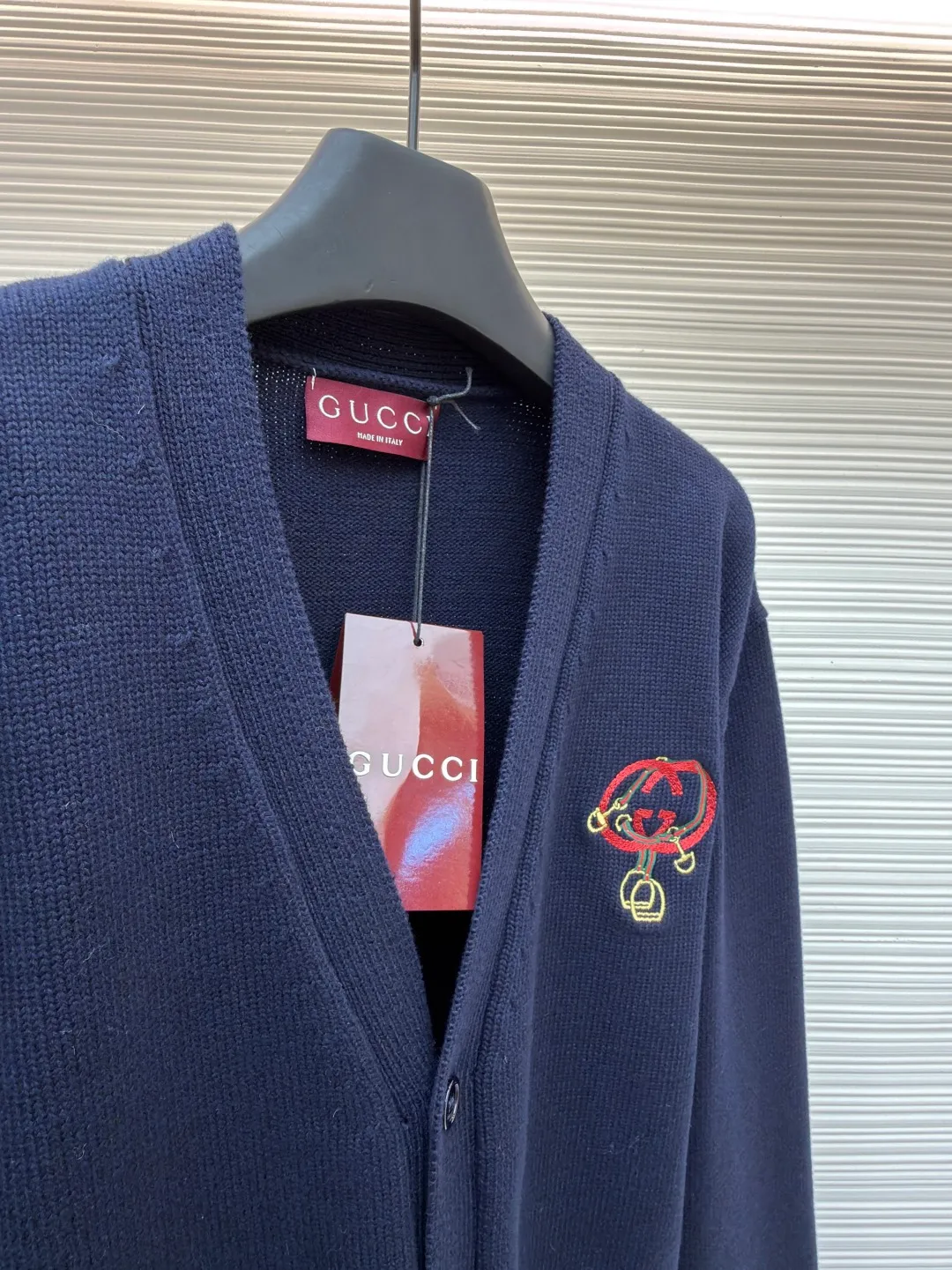 Gucci New Year lantern embroidered knitted cardigan ●Original version: Purchased and developed for 20600 ●Item number: 1682469-B05 ●Fabric: wool fabric ●Technology: knitted production ●Color: navy blue ●Version: fitted version ●Weight: about 815 grams ●Size: S-M-L-XL ●Description: Made of 55% wool, 45% cotton. Original dyed in the same color. The buttons are made of natural shell buttons and have the Gucci logo laser engraved on them. The craft embroidery adopts 3D three-dimensional embroidery technology, and the chest is embellished with New Year lantern design style. Garment washing - fixing the fit - adding hand feel - fixing the color. Equestrian style elements are expertly embellished with classic silhouettes, adding a dynamic touch. This cardigan is made of dark blue knitted wool, with webbing interlocking Double G and stirrup embroidery, adding fashionable charm. Dark blue knitted wool with webbing interlocking G and stirrup embroidery. V-neck front pockets. Long sleeves with ribbed trim. Button placket at front. The overall wiring is straight and delicate, the fabric is comfortable and soft, and the color is consistent without color difference. It can be matched with the same style to create a fashionable look and control various occasions. Customized accessories, complete with three standards, same style for men and women!