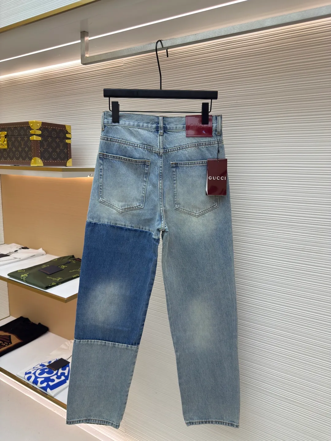 Gucci washed embossed denim outer trousers ●Authentic product: Purchased and developed by 7461 ●Item number: 1680562-B80 ●Material: denim fabric ●Technology: washed embossed production ●Version: loose fit ●Weight: about 560 grams ●Size: 30-31-32--33-34-36 ●Description: Customized fantasy light blue stonewashed cotton denim, priority positioning spray horse slipper and hand-rolling to create a gradient effect, using stamping filling technology to fill foam cotton with good cushioning performance, hot melt glue gun sealing operation, using fried sand hand-rubbing technology to cause natural fading and wear on the surface of the denim material, and then using special tools to physically damage the surface by hand, maintaining the original texture and details while increasing its uniqueness, heavy washing and whitening process, customized accessories, and loose fit. The overall wiring is straight and delicate, the fabric is comfortable and soft, and the color is consistent without color difference. It can be matched with the same style to create a fashionable look and control various occasions. Customized accessories, complete with three standards, same style for men and women!
