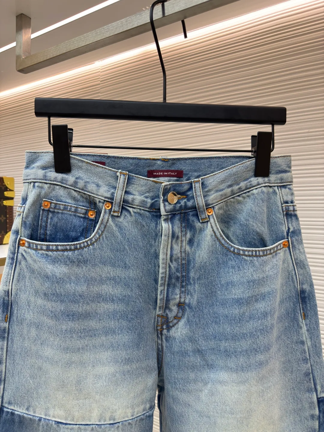 Gucci washed embossed denim outer trousers ●Authentic product: Purchased and developed by 7461 ●Item number: 1680562-B80 ●Material: denim fabric ●Technology: washed embossed production ●Version: loose fit ●Weight: about 560 grams ●Size: 30-31-32--33-34-36 ●Description: Customized fantasy light blue stonewashed cotton denim, priority positioning spray horse slipper and hand-rolling to create a gradient effect, using stamping filling technology to fill foam cotton with good cushioning performance, hot melt glue gun sealing operation, using fried sand hand-rubbing technology to cause natural fading and wear on the surface of the denim material, and then using special tools to physically damage the surface by hand, maintaining the original texture and details while increasing its uniqueness, heavy washing and whitening process, customized accessories, and loose fit. The overall wiring is straight and delicate, the fabric is comfortable and soft, and the color is consistent without color difference. It can be matched with the same style to create a fashionable look and control various occasions. Customized accessories, complete with three standards, same style for men and women!