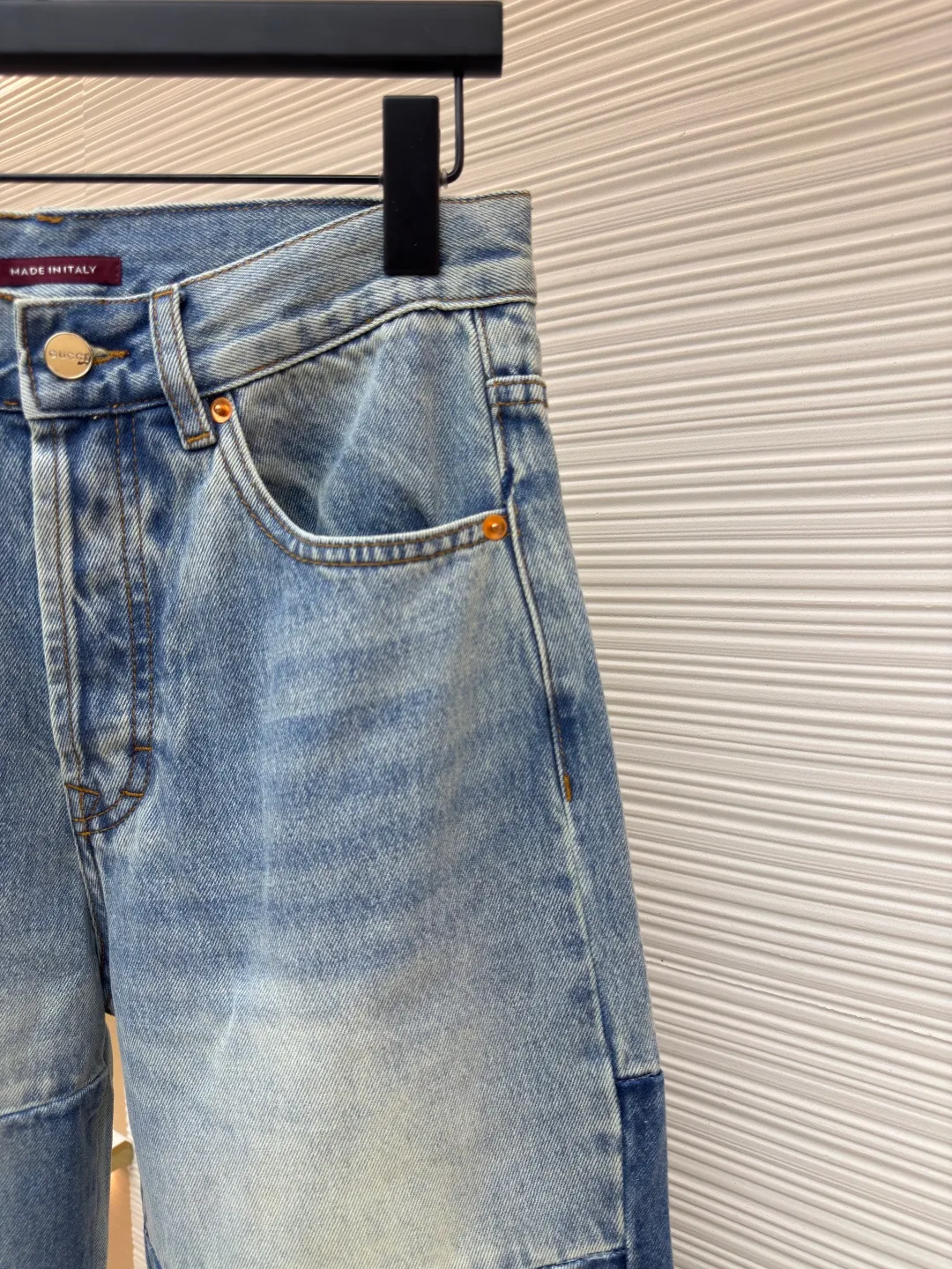Gucci washed embossed denim outer trousers ●Authentic product: Purchased and developed by 7461 ●Item number: 1680562-B80 ●Material: denim fabric ●Technology: washed embossed production ●Version: loose fit ●Weight: about 560 grams ●Size: 30-31-32--33-34-36 ●Description: Customized fantasy light blue stonewashed cotton denim, priority positioning spray horse slipper and hand-rolling to create a gradient effect, using stamping filling technology to fill foam cotton with good cushioning performance, hot melt glue gun sealing operation, using fried sand hand-rubbing technology to cause natural fading and wear on the surface of the denim material, and then using special tools to physically damage the surface by hand, maintaining the original texture and details while increasing its uniqueness, heavy washing and whitening process, customized accessories, and loose fit. The overall wiring is straight and delicate, the fabric is comfortable and soft, and the color is consistent without color difference. It can be matched with the same style to create a fashionable look and control various occasions. Customized accessories, complete with three standards, same style for men and women!