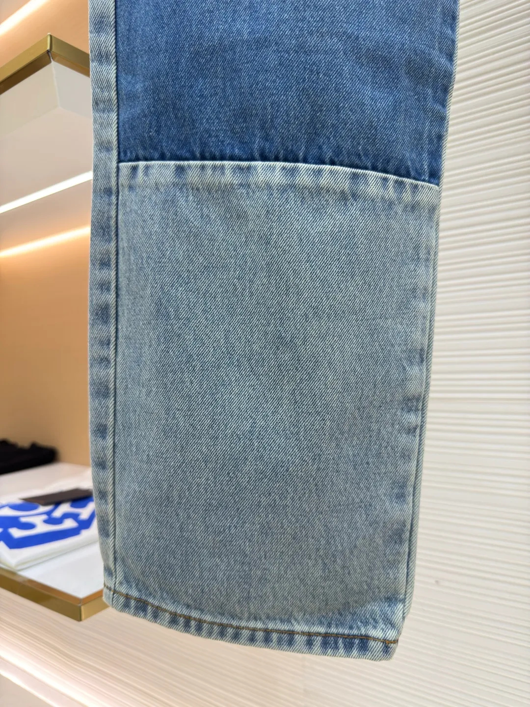 Gucci washed embossed denim outer trousers ●Authentic product: Purchased and developed by 7461 ●Item number: 1680562-B80 ●Material: denim fabric ●Technology: washed embossed production ●Version: loose fit ●Weight: about 560 grams ●Size: 30-31-32--33-34-36 ●Description: Customized fantasy light blue stonewashed cotton denim, priority positioning spray horse slipper and hand-rolling to create a gradient effect, using stamping filling technology to fill foam cotton with good cushioning performance, hot melt glue gun sealing operation, using fried sand hand-rubbing technology to cause natural fading and wear on the surface of the denim material, and then using special tools to physically damage the surface by hand, maintaining the original texture and details while increasing its uniqueness, heavy washing and whitening process, customized accessories, and loose fit. The overall wiring is straight and delicate, the fabric is comfortable and soft, and the color is consistent without color difference. It can be matched with the same style to create a fashionable look and control various occasions. Customized accessories, complete with three standards, same style for men and women!