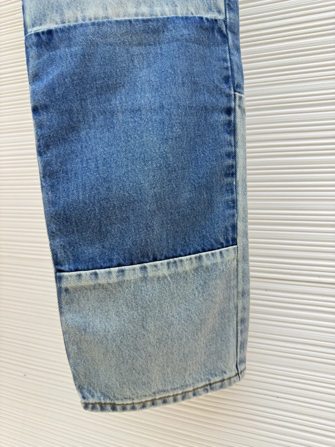 Gucci washed embossed denim outer trousers ●Authentic product: Purchased and developed by 7461 ●Item number: 1680562-B80 ●Material: denim fabric ●Technology: washed embossed production ●Version: loose fit ●Weight: about 560 grams ●Size: 30-31-32--33-34-36 ●Description: Customized fantasy light blue stonewashed cotton denim, priority positioning spray horse slipper and hand-rolling to create a gradient effect, using stamping filling technology to fill foam cotton with good cushioning performance, hot melt glue gun sealing operation, using fried sand hand-rubbing technology to cause natural fading and wear on the surface of the denim material, and then using special tools to physically damage the surface by hand, maintaining the original texture and details while increasing its uniqueness, heavy washing and whitening process, customized accessories, and loose fit. The overall wiring is straight and delicate, the fabric is comfortable and soft, and the color is consistent without color difference. It can be matched with the same style to create a fashionable look and control various occasions. Customized accessories, complete with three standards, same style for men and women!