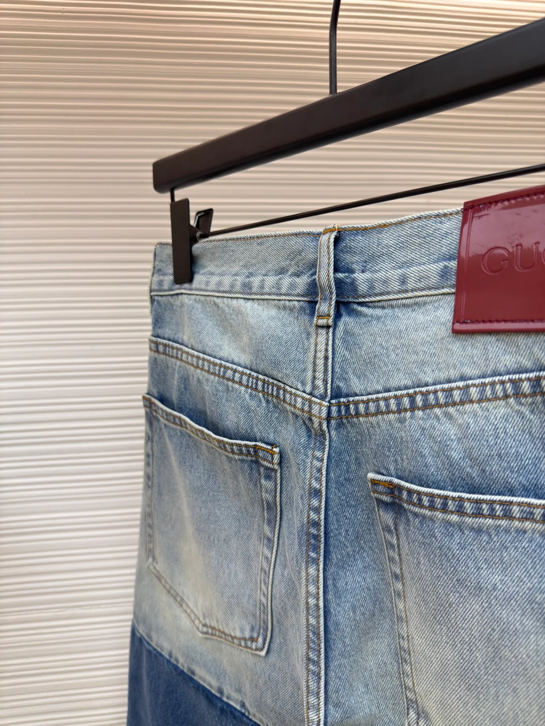 Gucci washed embossed denim outer trousers ●Authentic product: Purchased and developed by 7461 ●Item number: 1680562-B80 ●Material: denim fabric ●Technology: washed embossed production ●Version: loose fit ●Weight: about 560 grams ●Size: 30-31-32--33-34-36 ●Description: Customized fantasy light blue stonewashed cotton denim, priority positioning spray horse slipper and hand-rolling to create a gradient effect, using stamping filling technology to fill foam cotton with good cushioning performance, hot melt glue gun sealing operation, using fried sand hand-rubbing technology to cause natural fading and wear on the surface of the denim material, and then using special tools to physically damage the surface by hand, maintaining the original texture and details while increasing its uniqueness, heavy washing and whitening process, customized accessories, and loose fit. The overall wiring is straight and delicate, the fabric is comfortable and soft, and the color is consistent without color difference. It can be matched with the same style to create a fashionable look and control various occasions. Customized accessories, complete with three standards, same style for men and women!