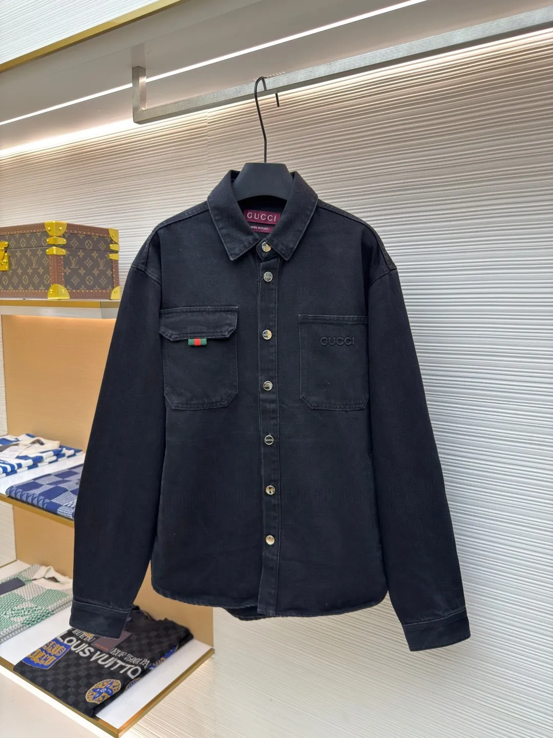 Gucci denim red and green striped denim jacket ●Authentic product: purchased and developed by 4874 ●Item number: 1680336-B80 ●Fabric: denim denim fabric ●Technology: washed production ●Version: fitted version ●Weight: about 1030 grams ●Size: 46-48-50-52 ●Description: Dark color matching is a creative interpretation of the exquisite atmosphere of early autumn. Behind the unpretentious colors lies a complex internal structure and low-key and restrained details, which is simple but not simple. This regular version is crafted from stonewashed denim fabric, with Gucci embroidery and red and green webbing pull-loop details cleverly incorporated into it, doubling the charm of the entire design. The overall wiring is straight and delicate, the fabric is comfortable and soft, and the color is consistent without color difference. It can be matched with the same style to create a fashionable look and control various occasions. Customized accessories, complete with three standards, same style for men and women!